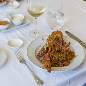 Arroz con bogavante servido en el plato en el restaurante del Parador de Aiguablava
