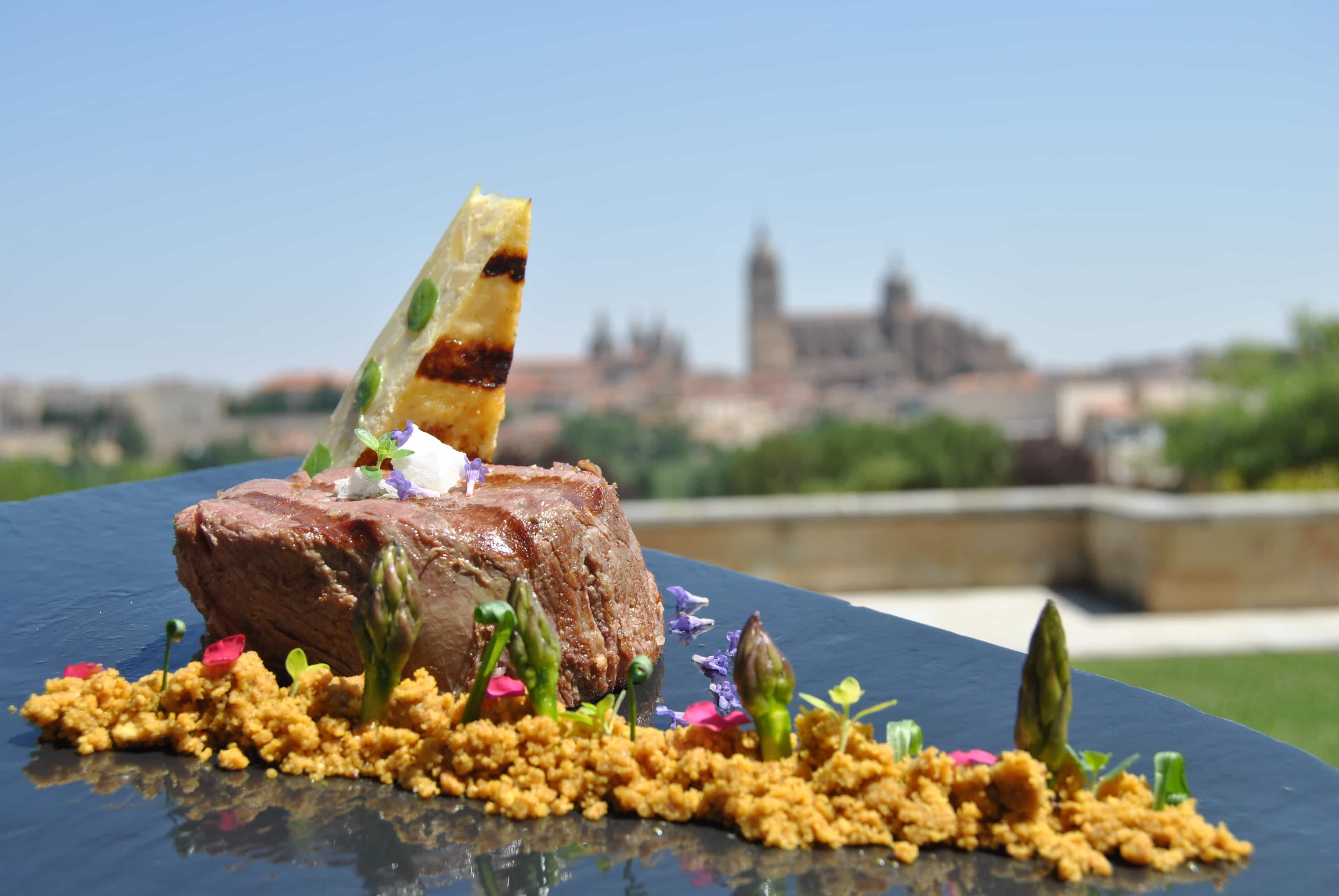 Plato de carne de la gastronomía charra del Restaurante del Parador de Salamanca