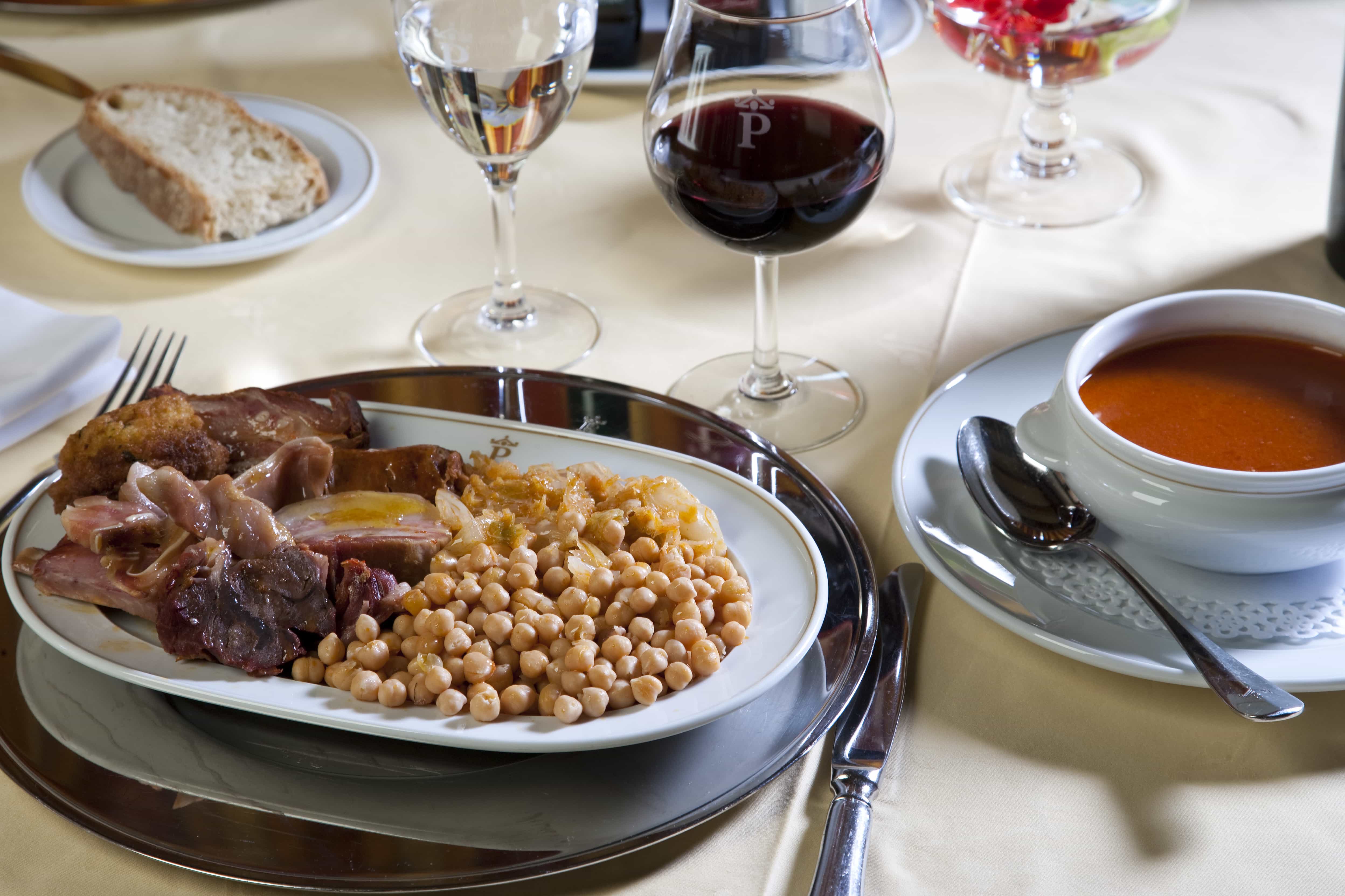 Plato de cocido lebaniego y su sopa del Restaurante del Parador de Fuente Dé