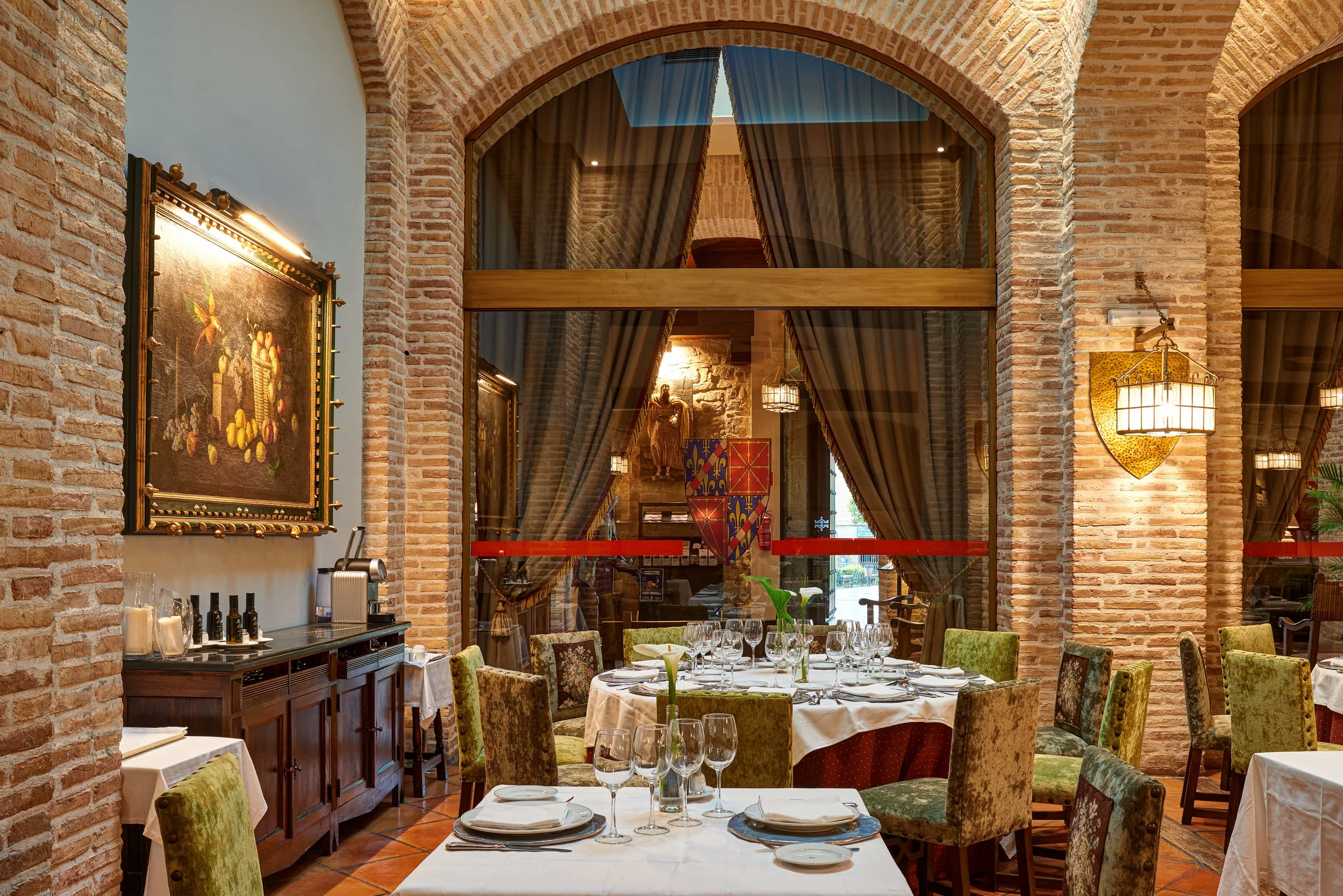 Salón medieval Teobaldos del Restaurante del Parador de Olite con arcos de ladrillo