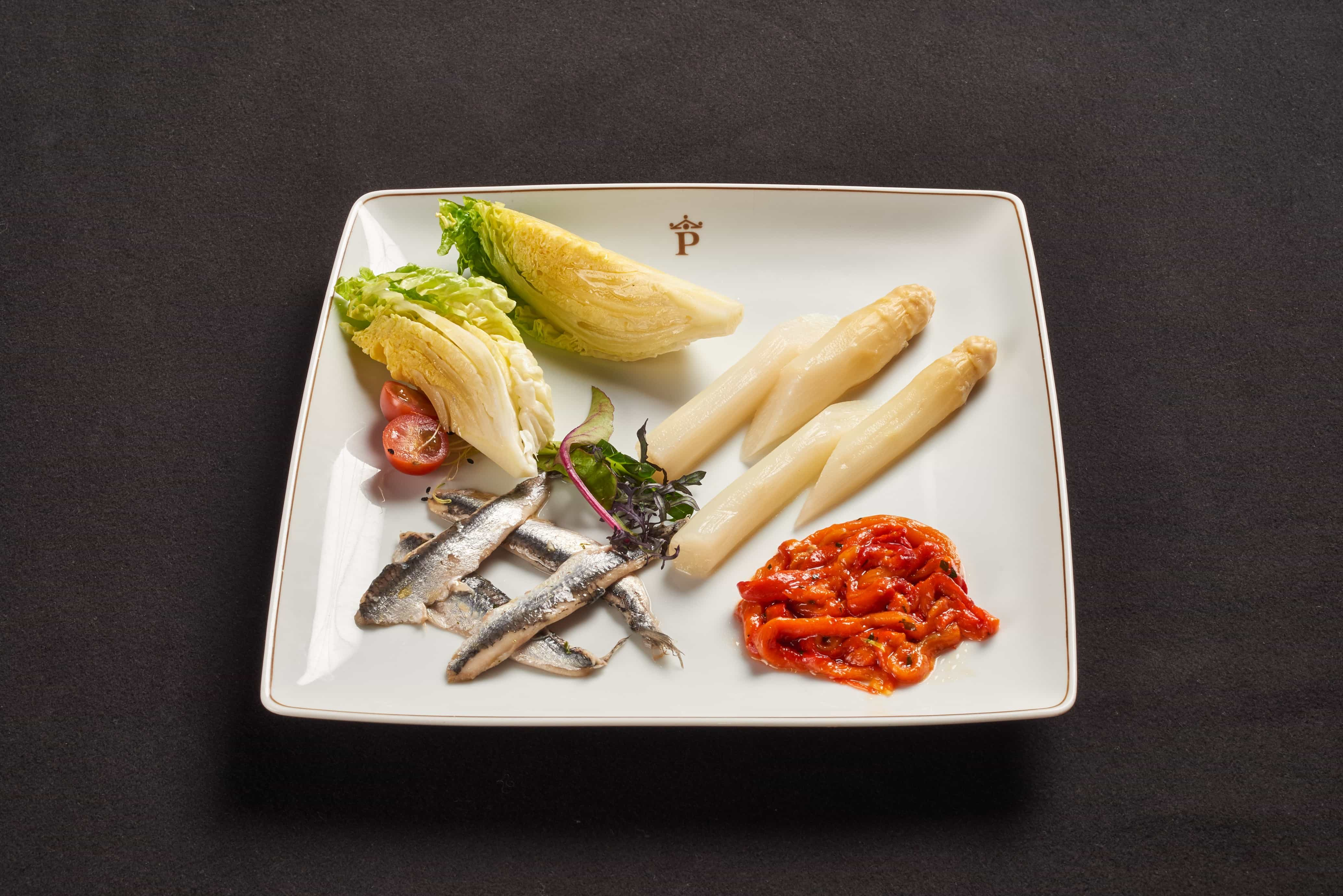 Plato de cogollos, espárragos frescos con pimientos de cristal y boquerones del Restaurante del Parador de Olite