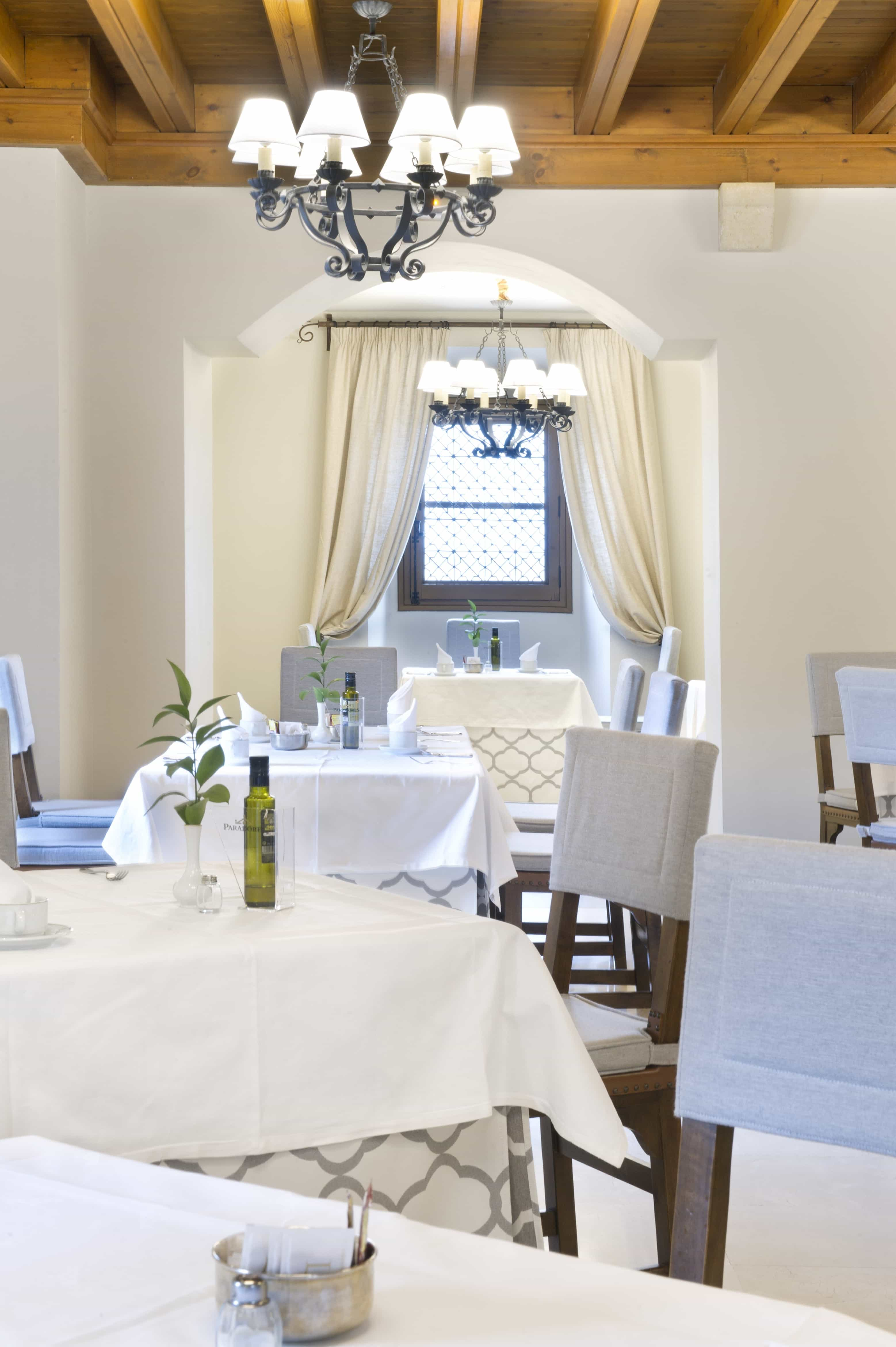 Señorial comedor del castillo-convento del Restaurante La Concordia del Parador de Alcañiz