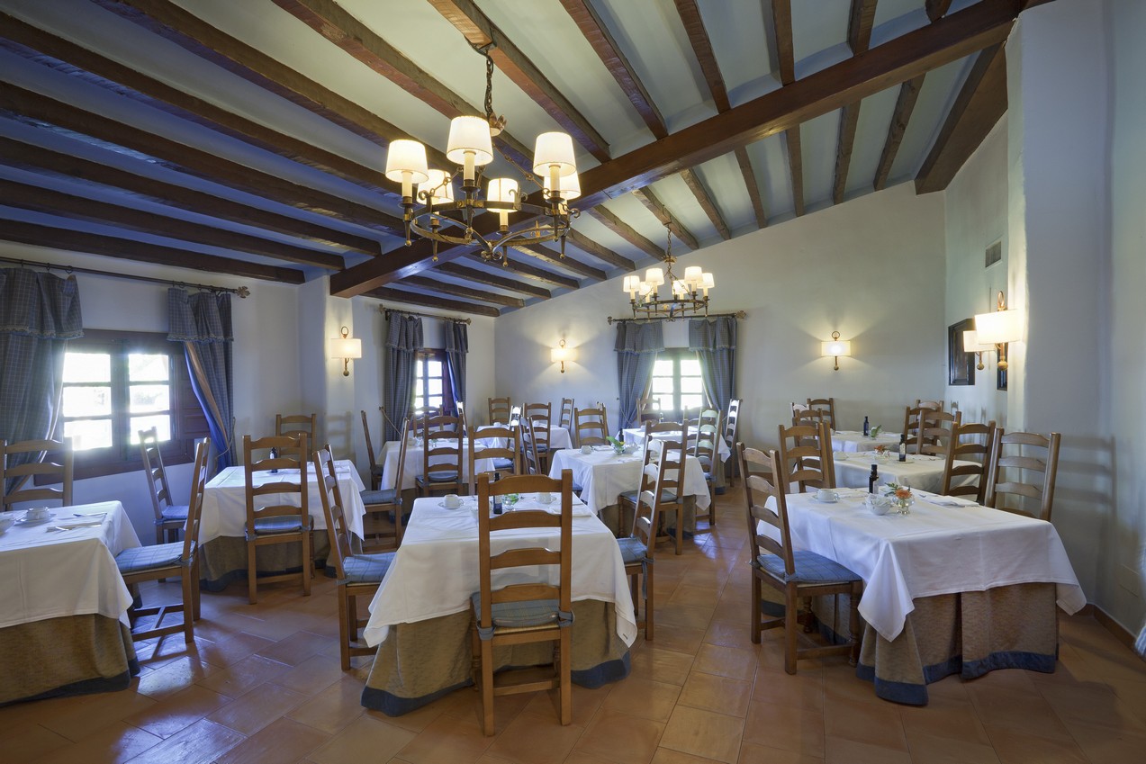 Comedor interior iluminado del Restaurante del Parador de Albacete