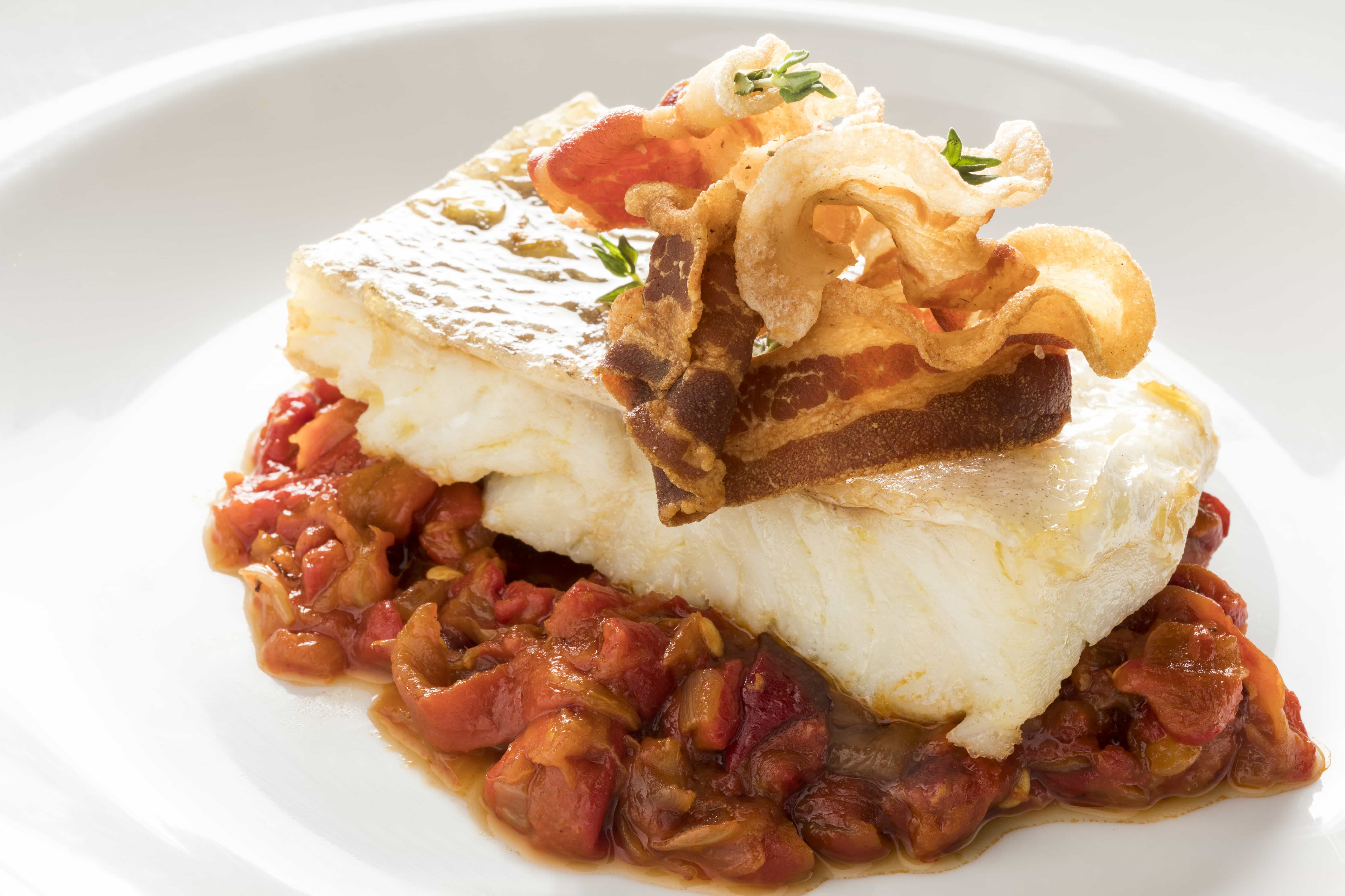 Plato de tiznao de bacalao con sus torreznos del Restaurante Hostería del Estudiante del Parador de Alcalá de Henares