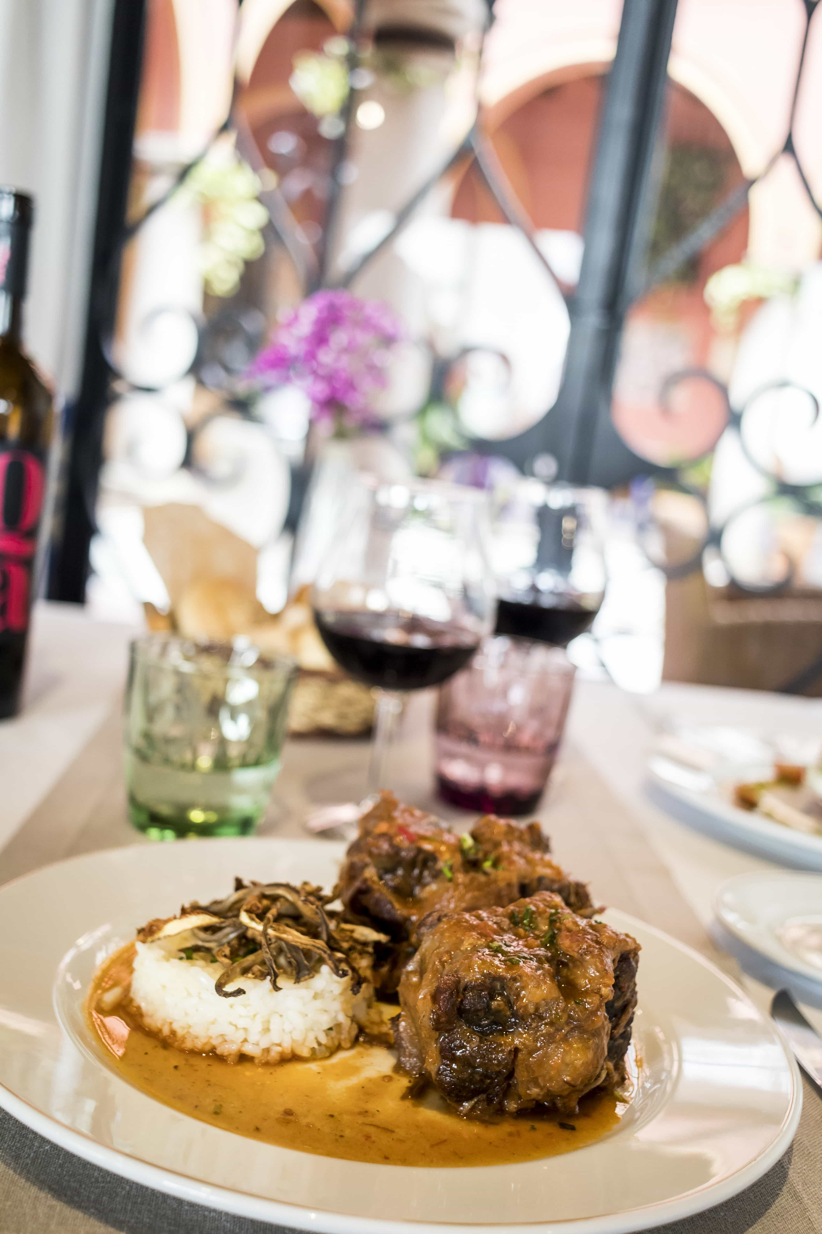 Plato de rabo de toro con arroz salteado y setas del Restaurante del Parador de Arcos de la Frontera