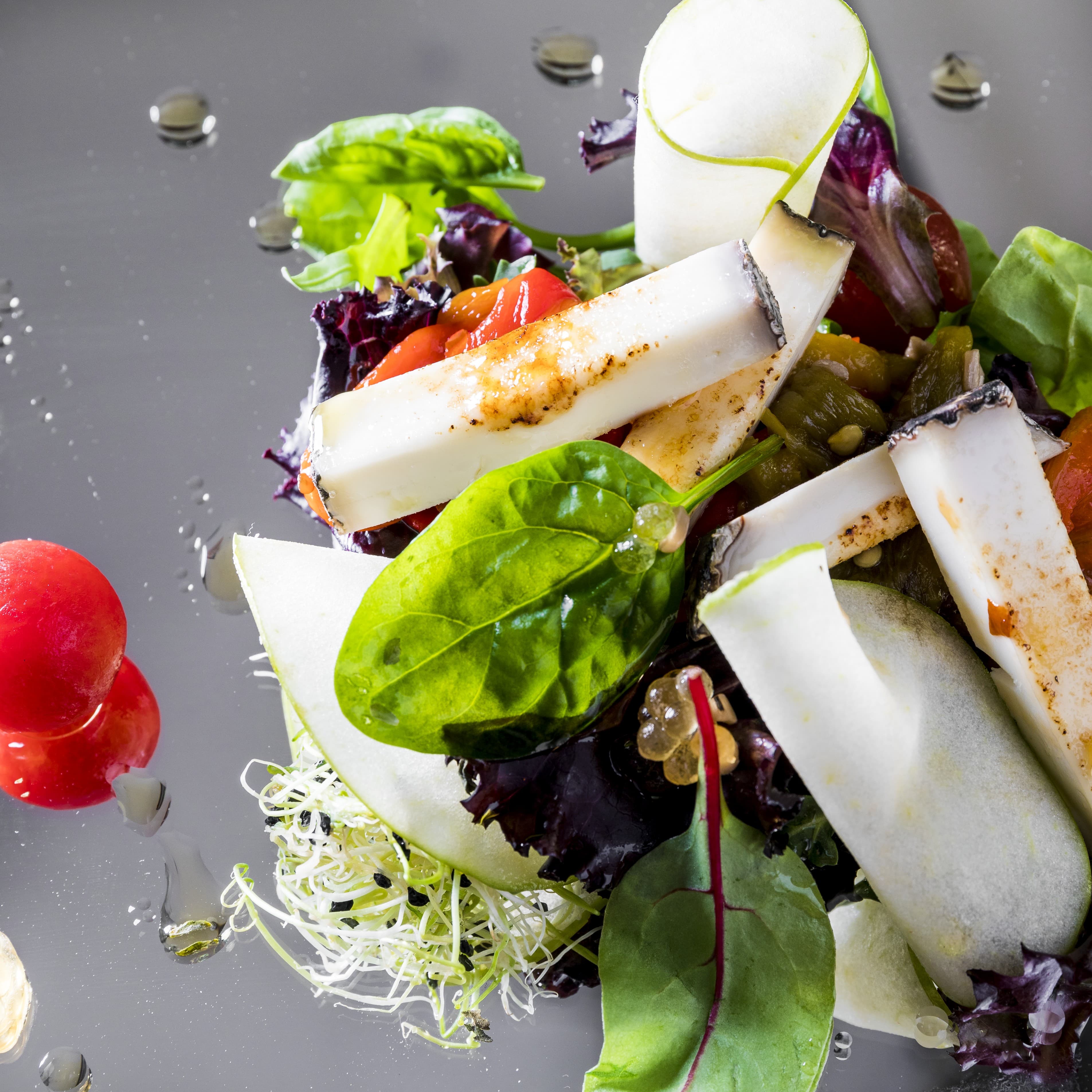 Ensalada de pimientos asados, queso de montenebro y manzana verde del Restaurante Piedras Albas