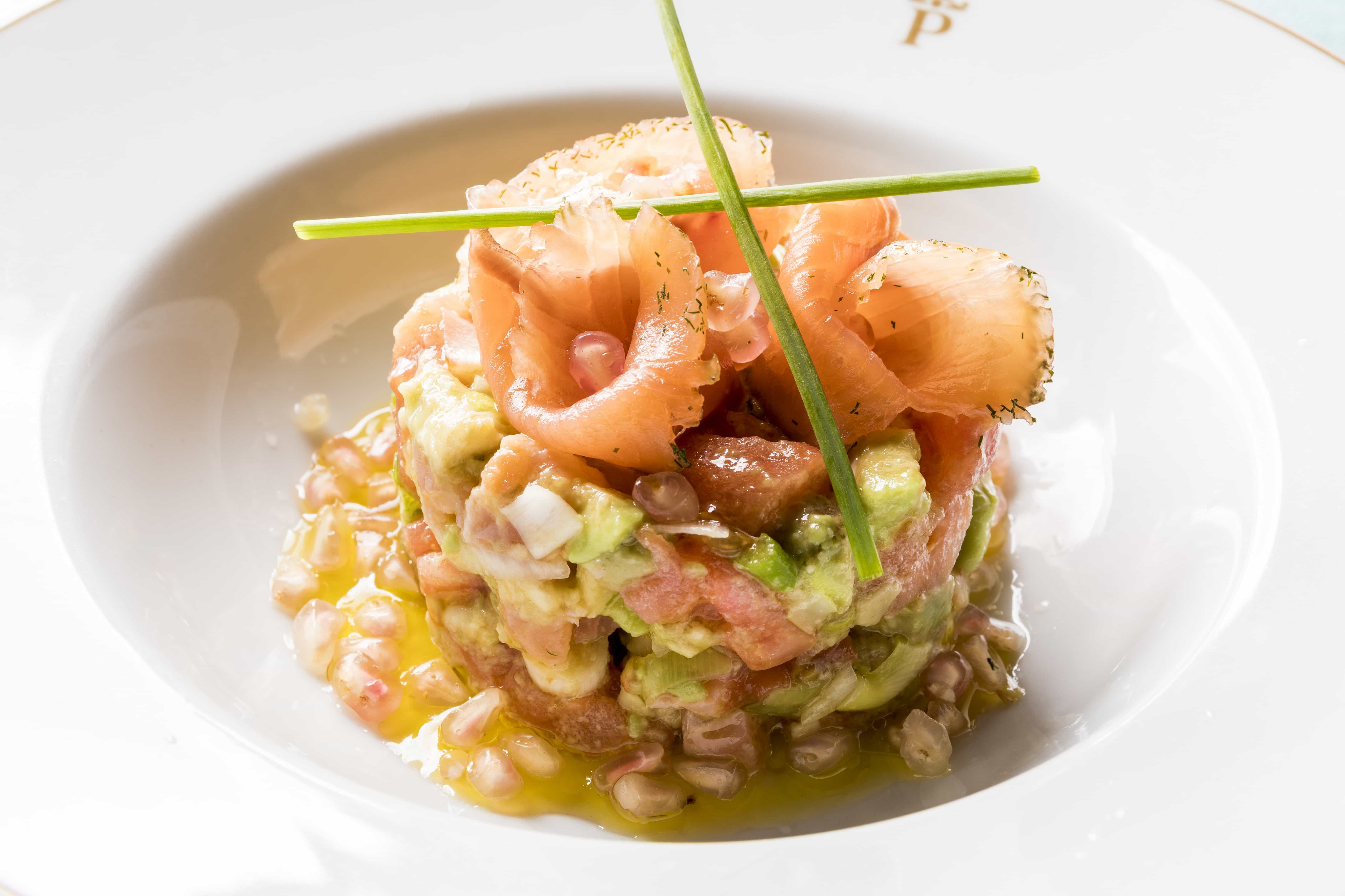 Tartar de aguacate, salmón marinado y tomate de Cartaya del Restaurante del Parador de Ayamonte