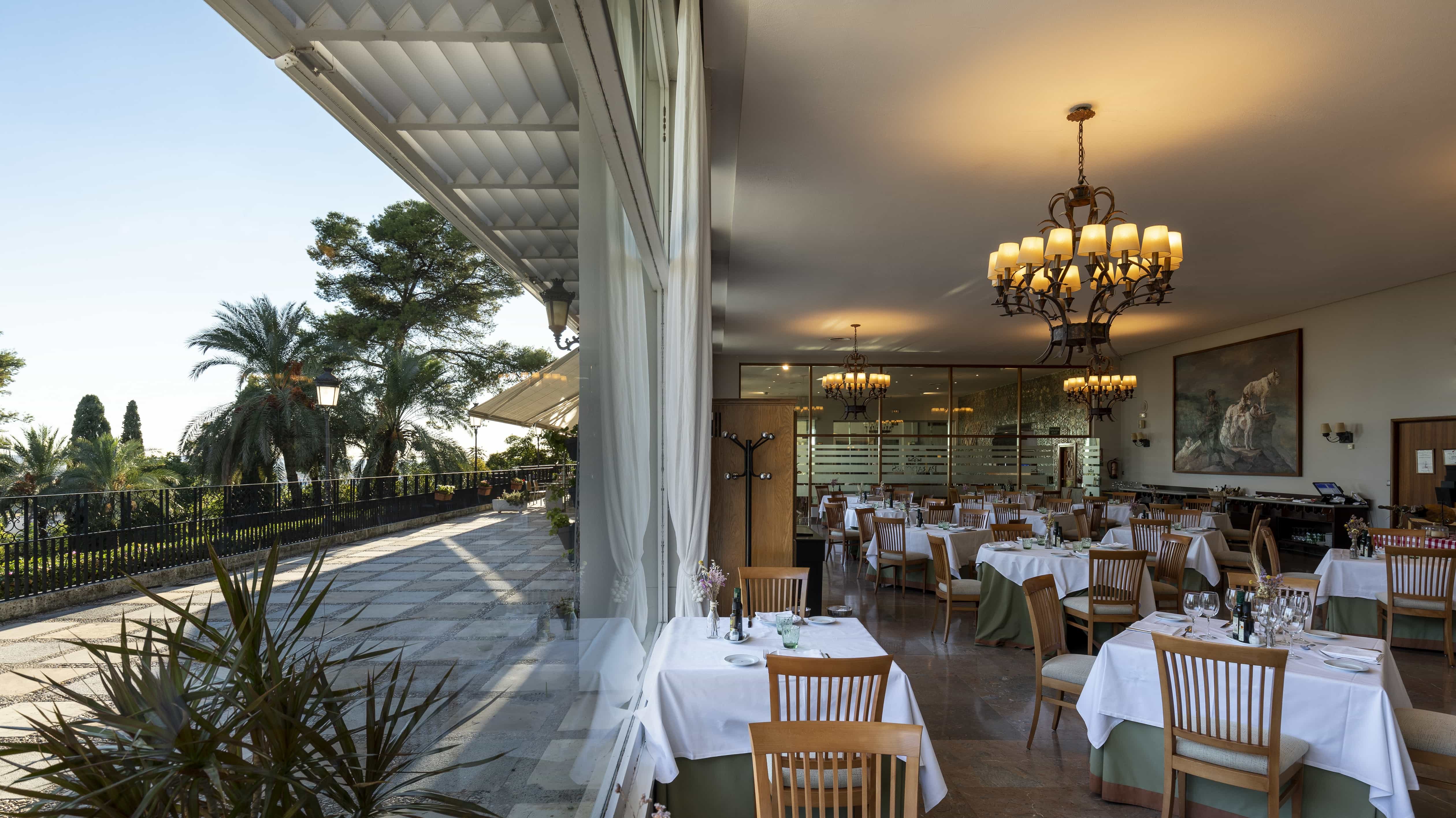 Luminoso comedor del Restaurante del Parador de Córdoba con vistas a la terraza