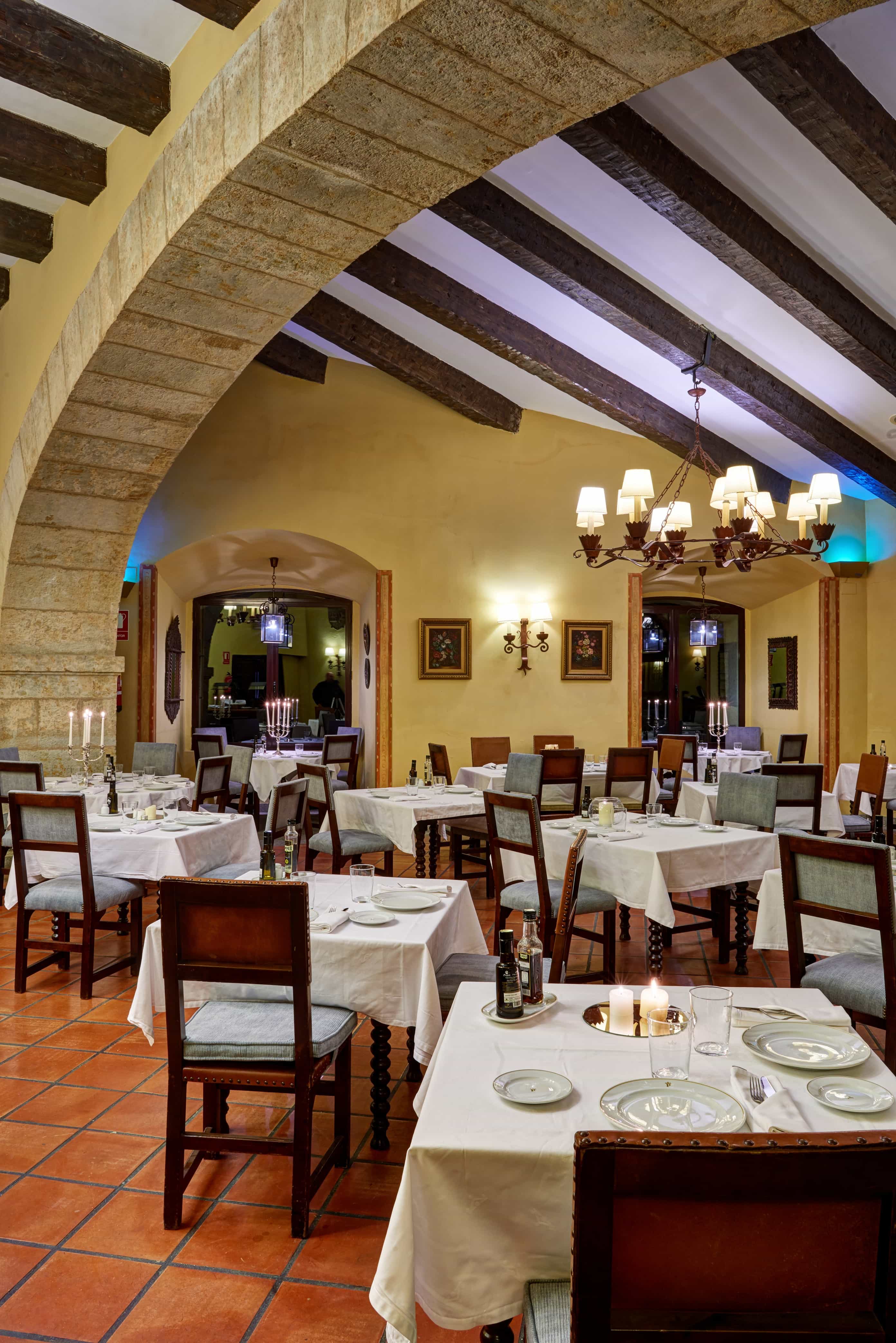Comedor interior con arcos de piedra del Restaurante del Parador de Ciudad Rodrigo