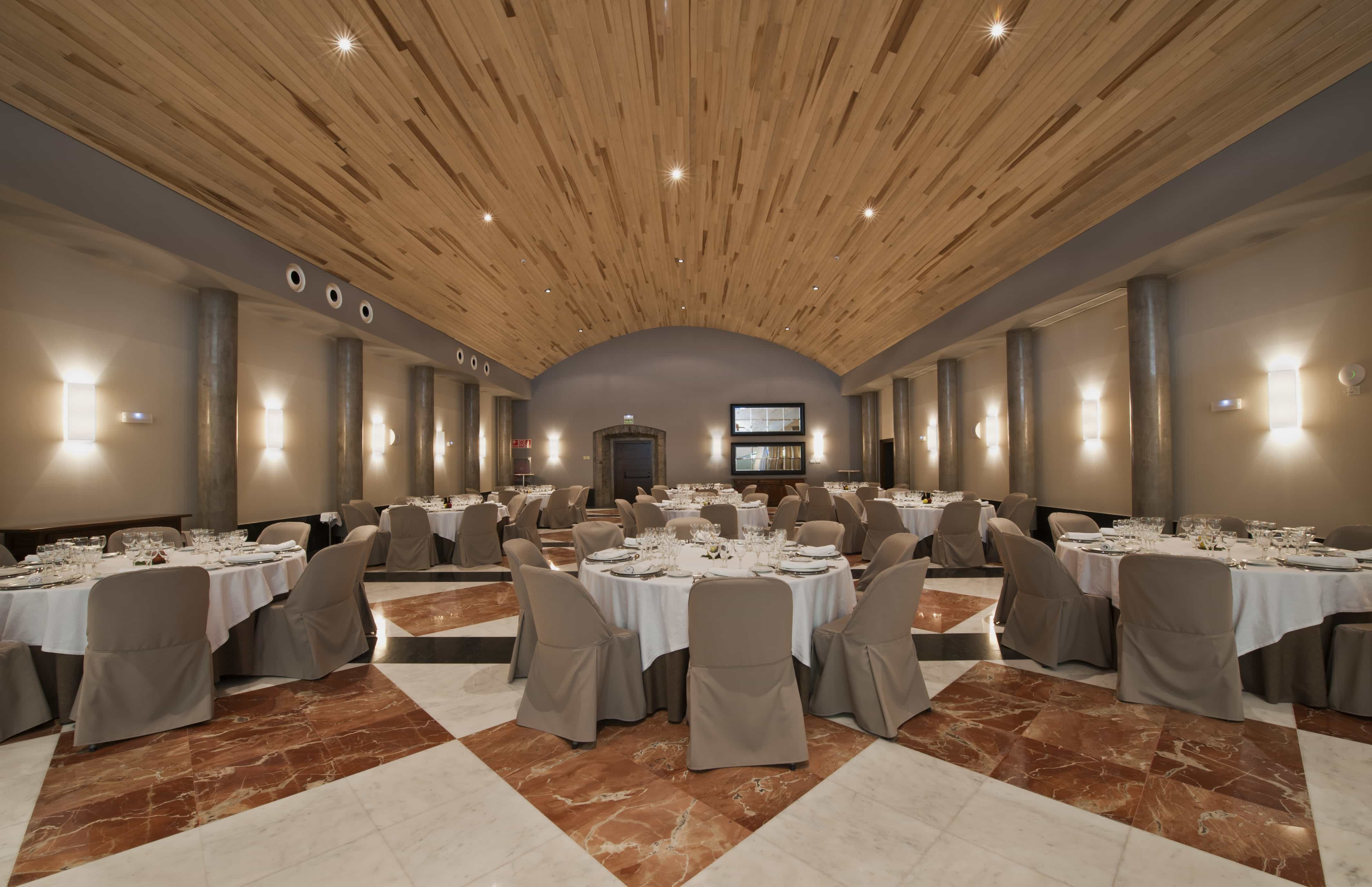 Comedor del Restaurante del Parador de Corias en el antiguo refectorio del monasterio