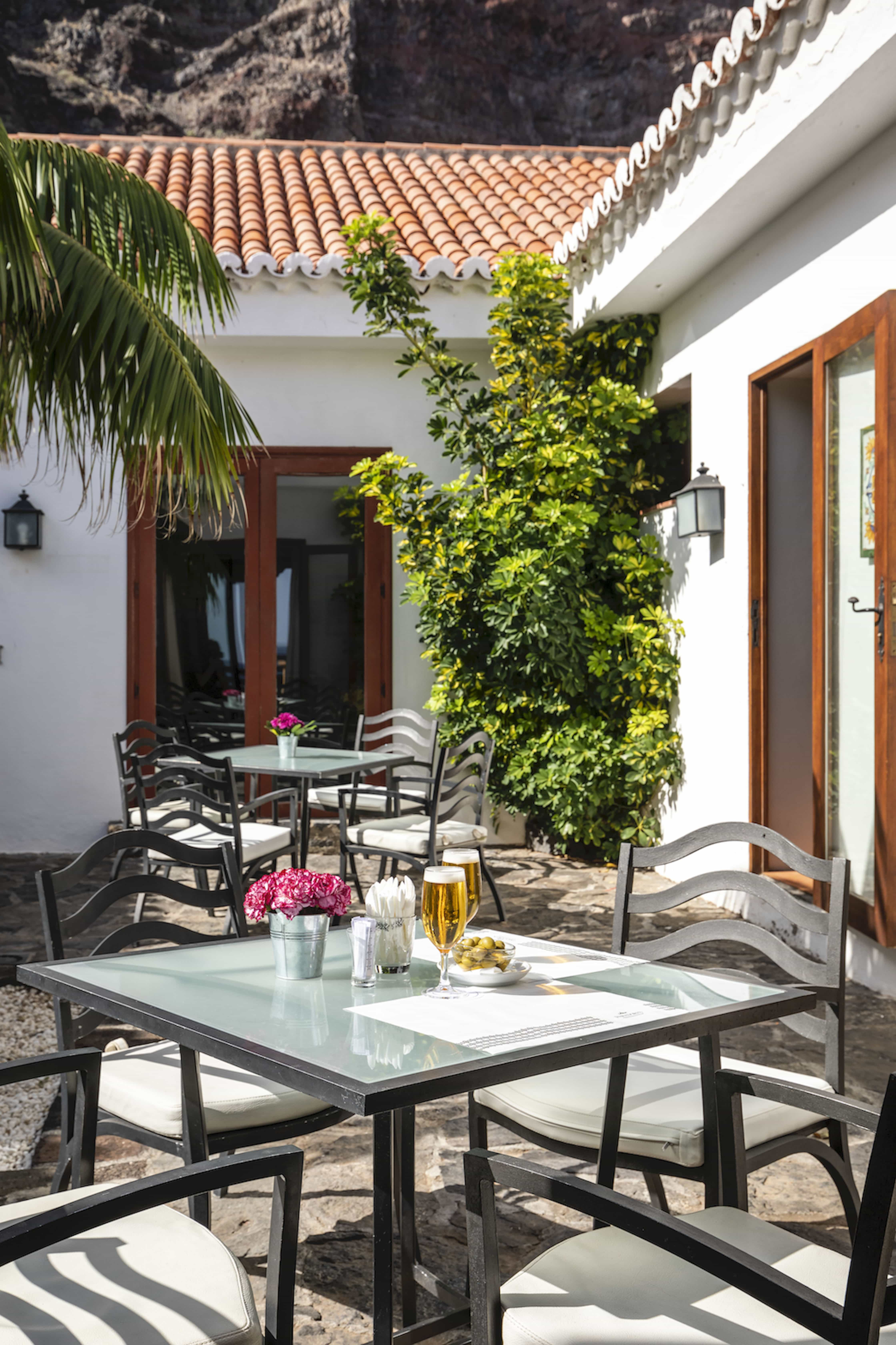 Terraza exterior soleada del Restaurante del Parador de El Hierro