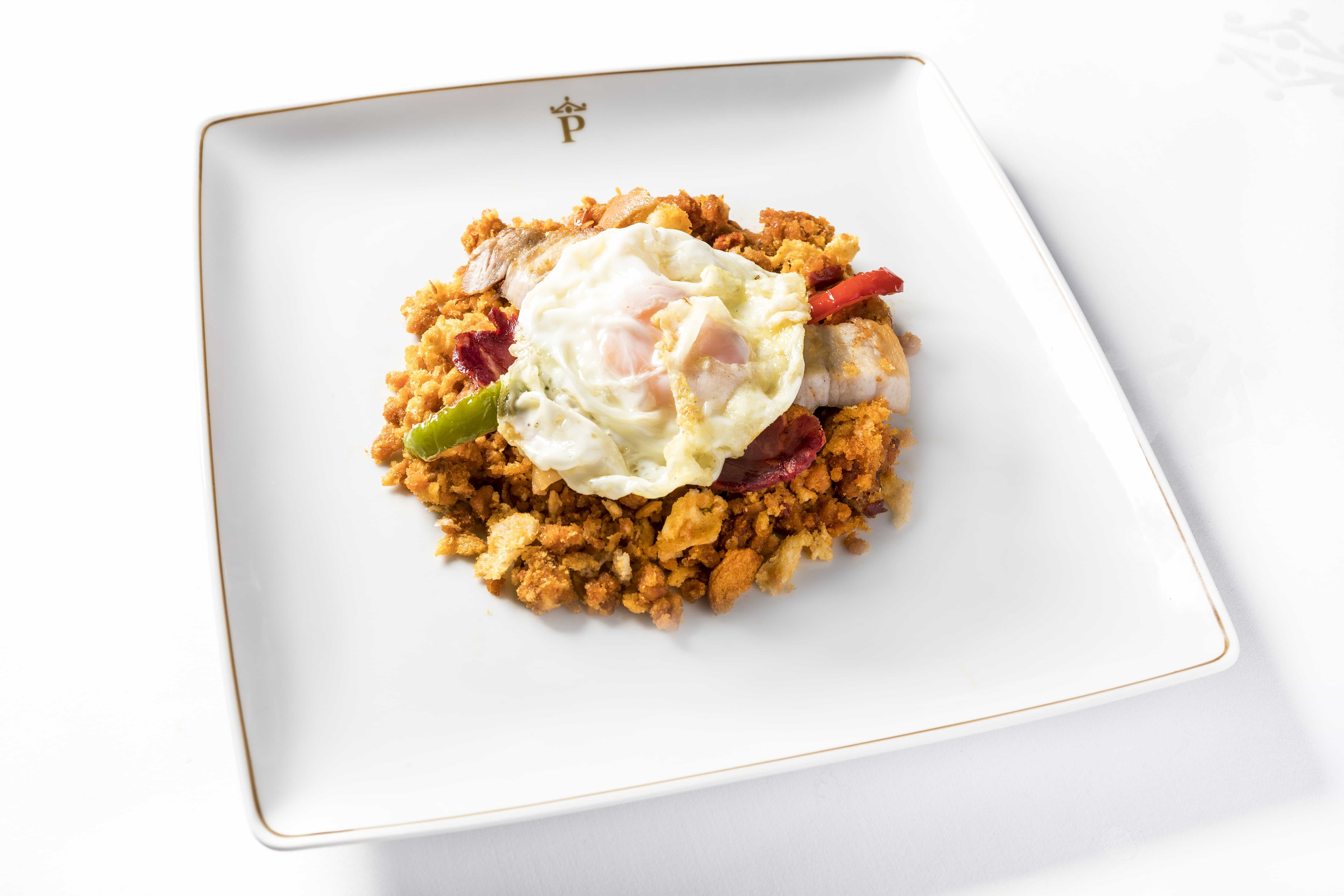 Plato de migas extremeñas con huevos fritos del Restaurante del Parador de Jarandilla de la Vera