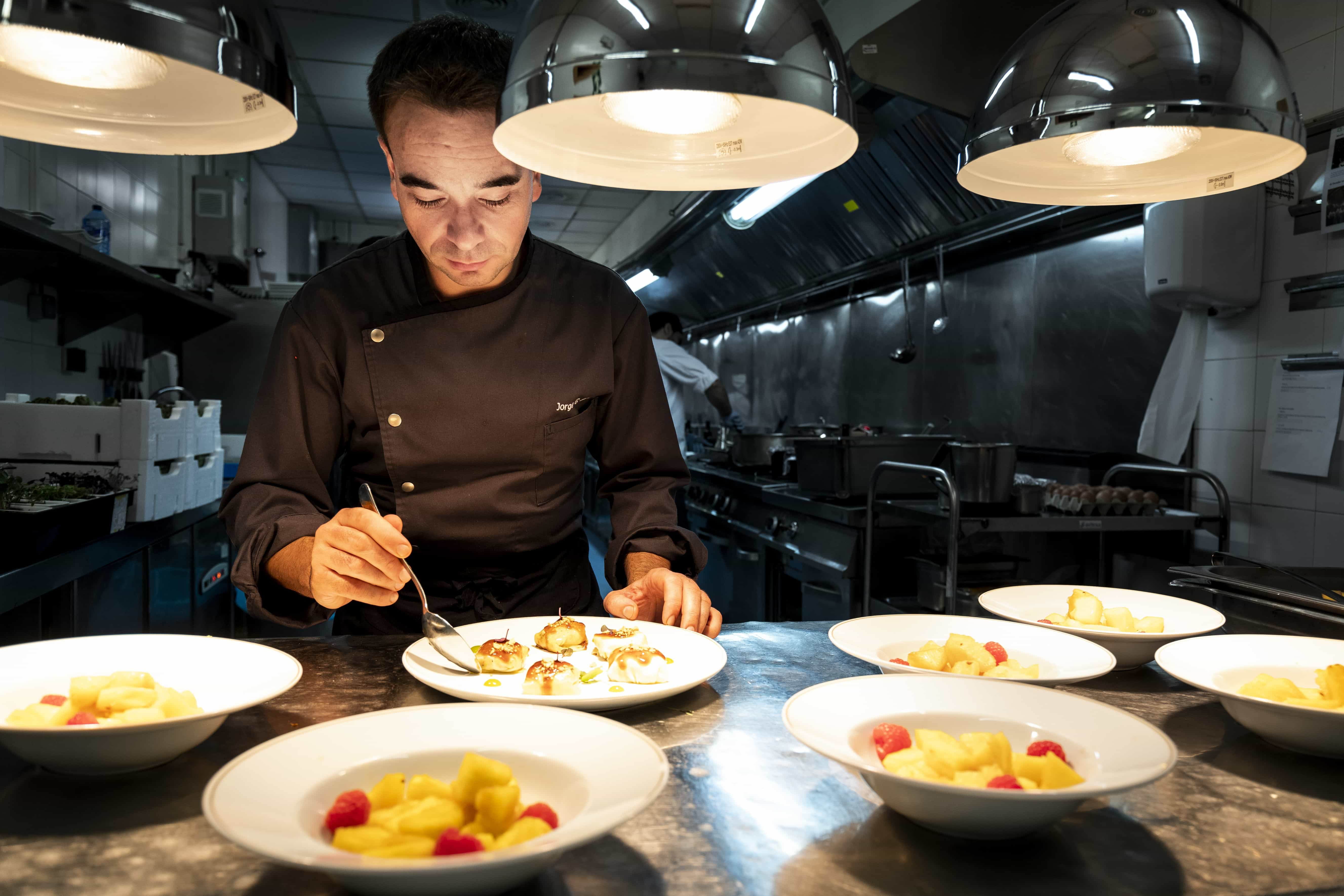 Jefe de cocina del Restaurante Puerta de la Reina del Parador de La Granja elaborando platos