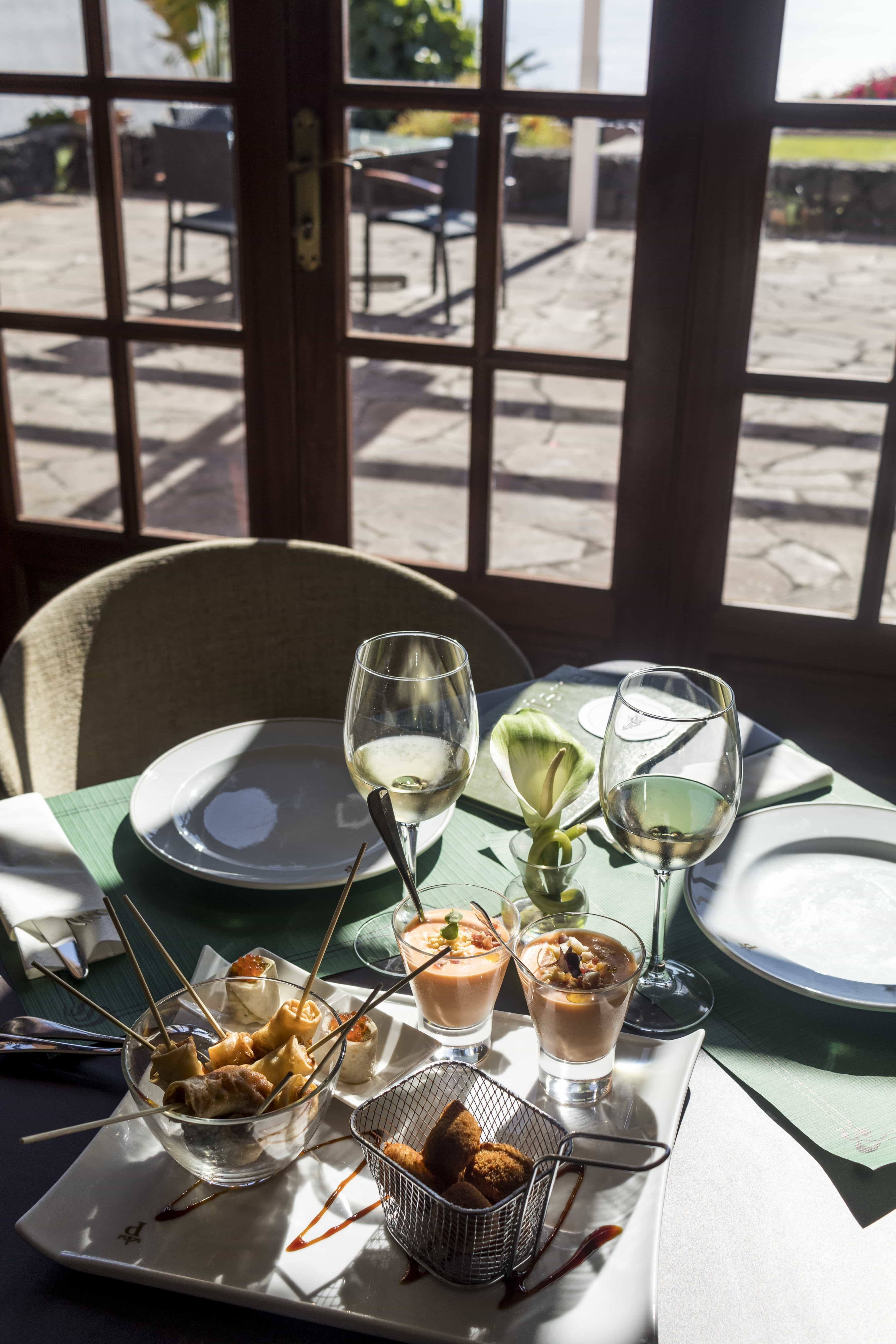 aperitivos en el restaurante del Parador de La Palma