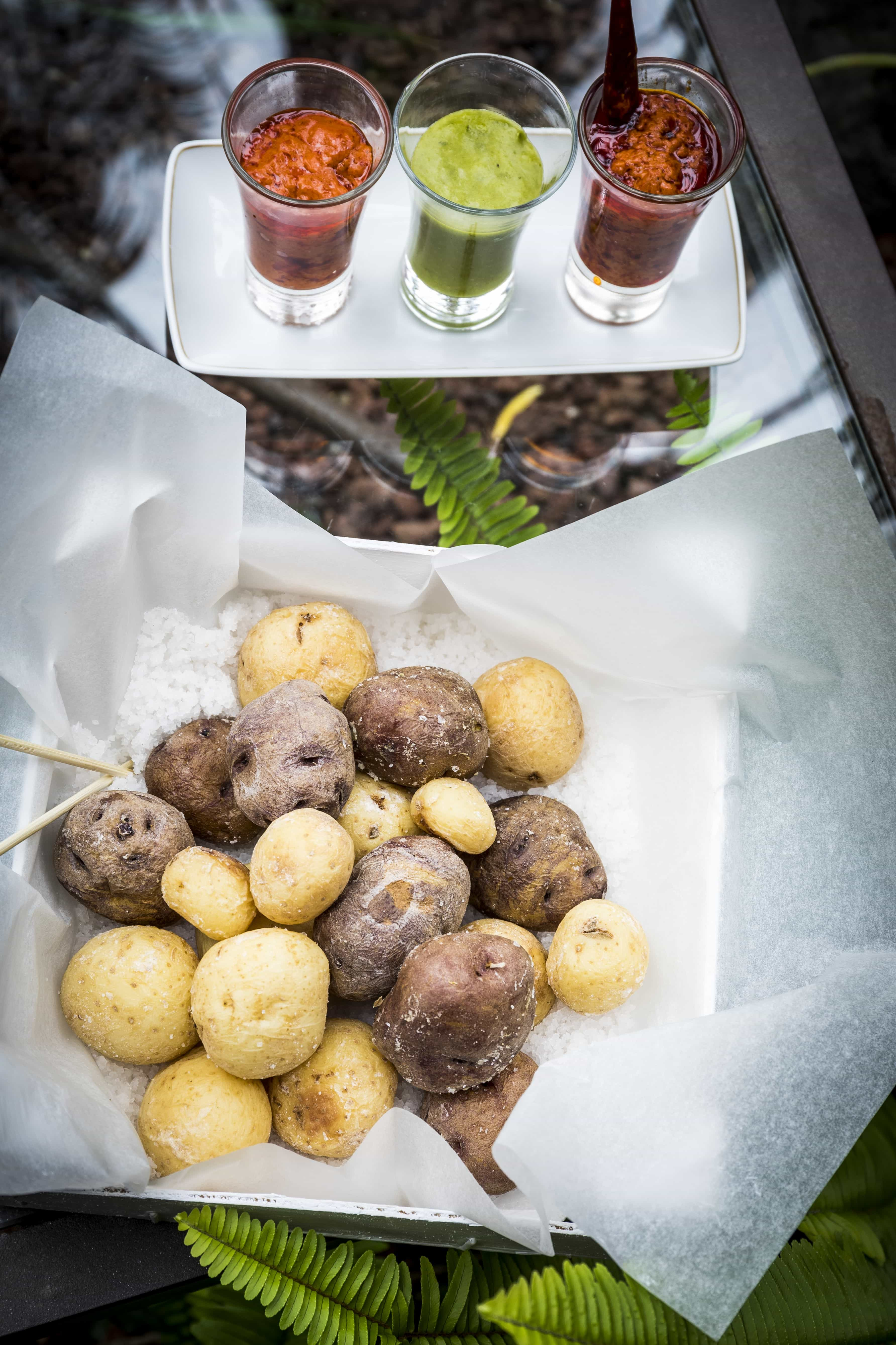 Plato de papas arrugadas con sus mojos del Restaurante del Parador de La Palma