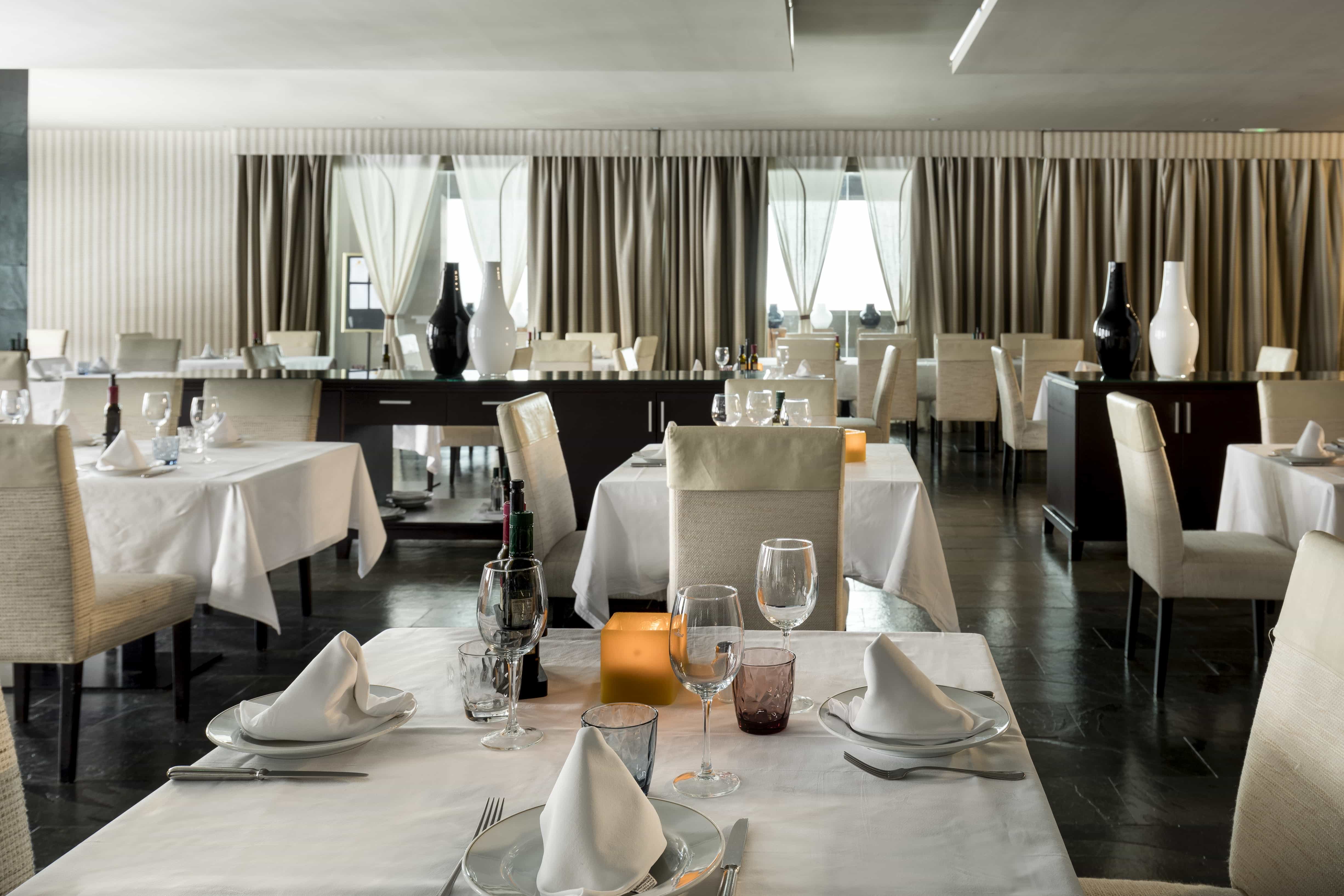 Comedor acogedor y minimalista del Restaurante del Parador de La Seu d’Urgell