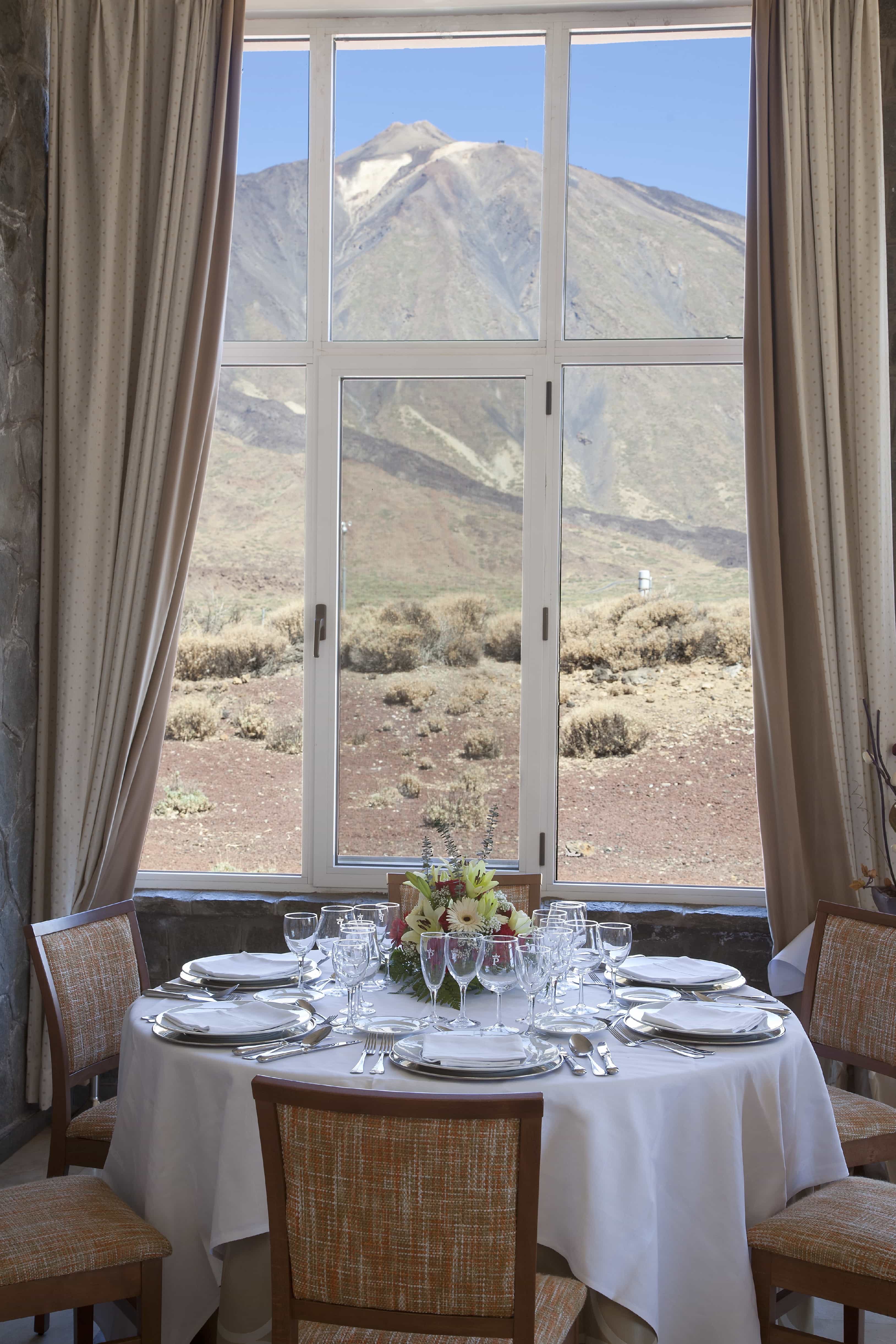 Mesa del comedor del Restaurante del Parador de Las Cañadas del Teide con vistas al volcán