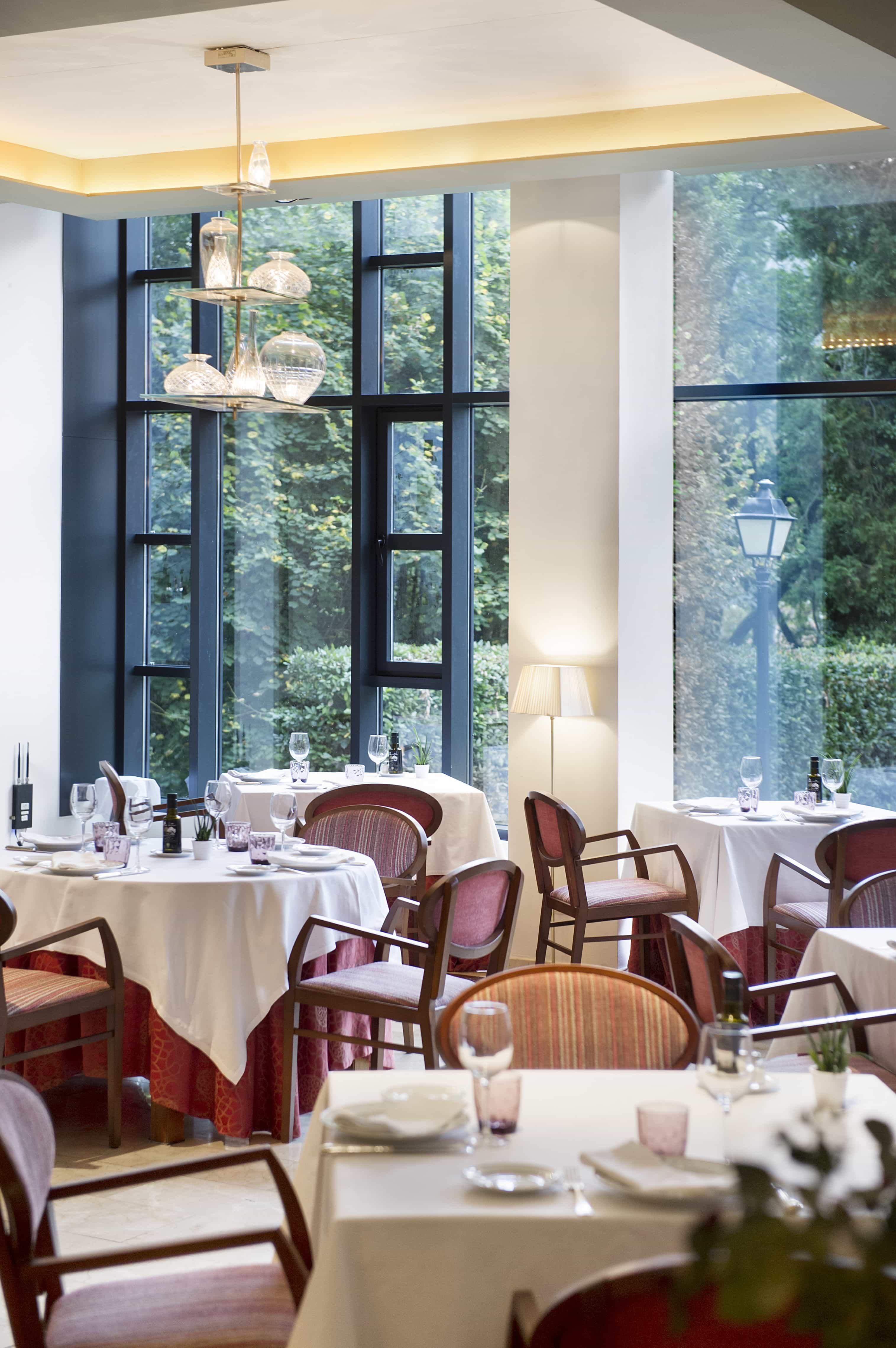 Comedor elegante y luminoso del Restaurante Palacio de Eguilior del Parador de Limpias