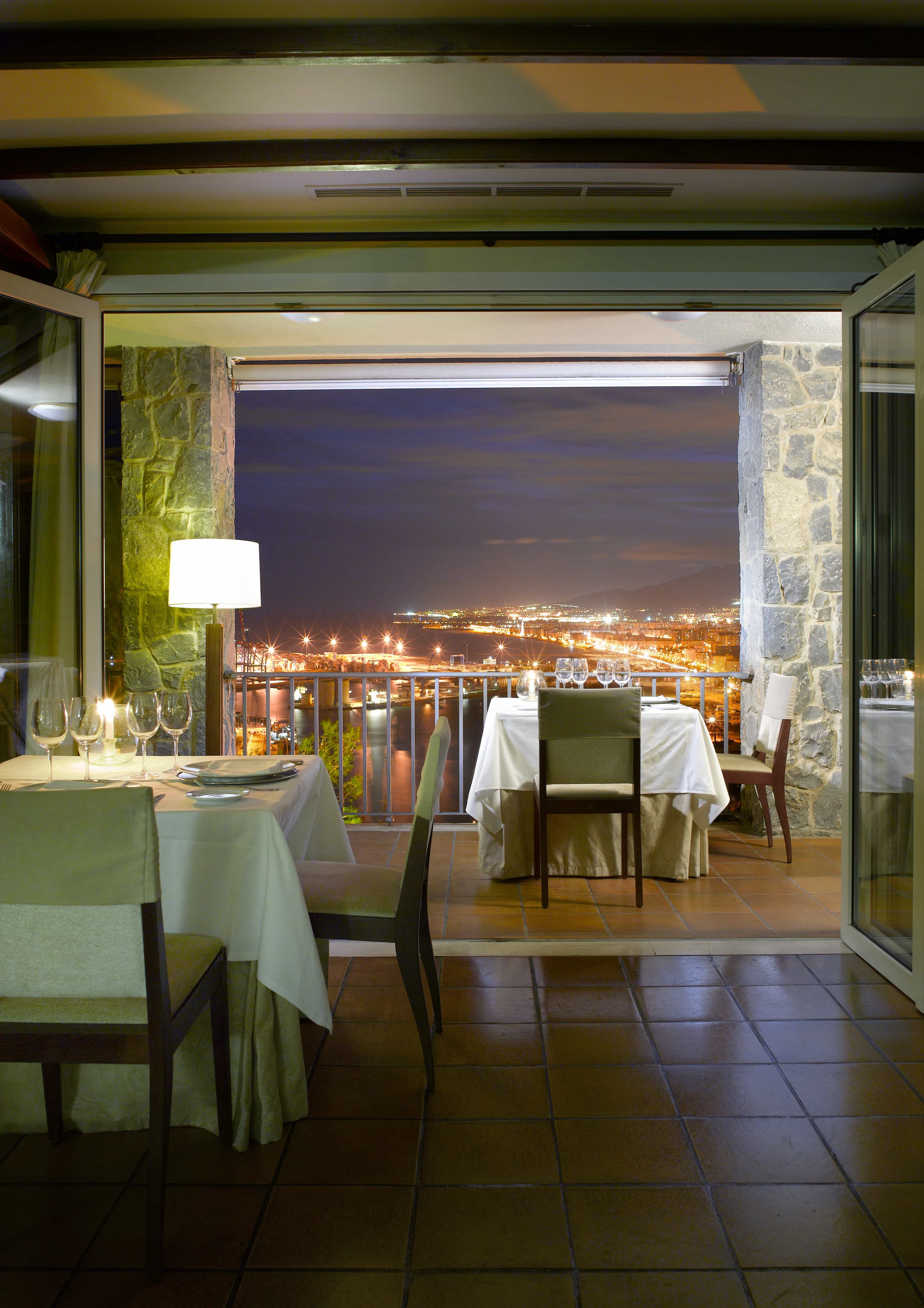 Vista del comedor del Restaurante El Mirador del Mediterráneo del Parador de Málaga con vistas al mar
