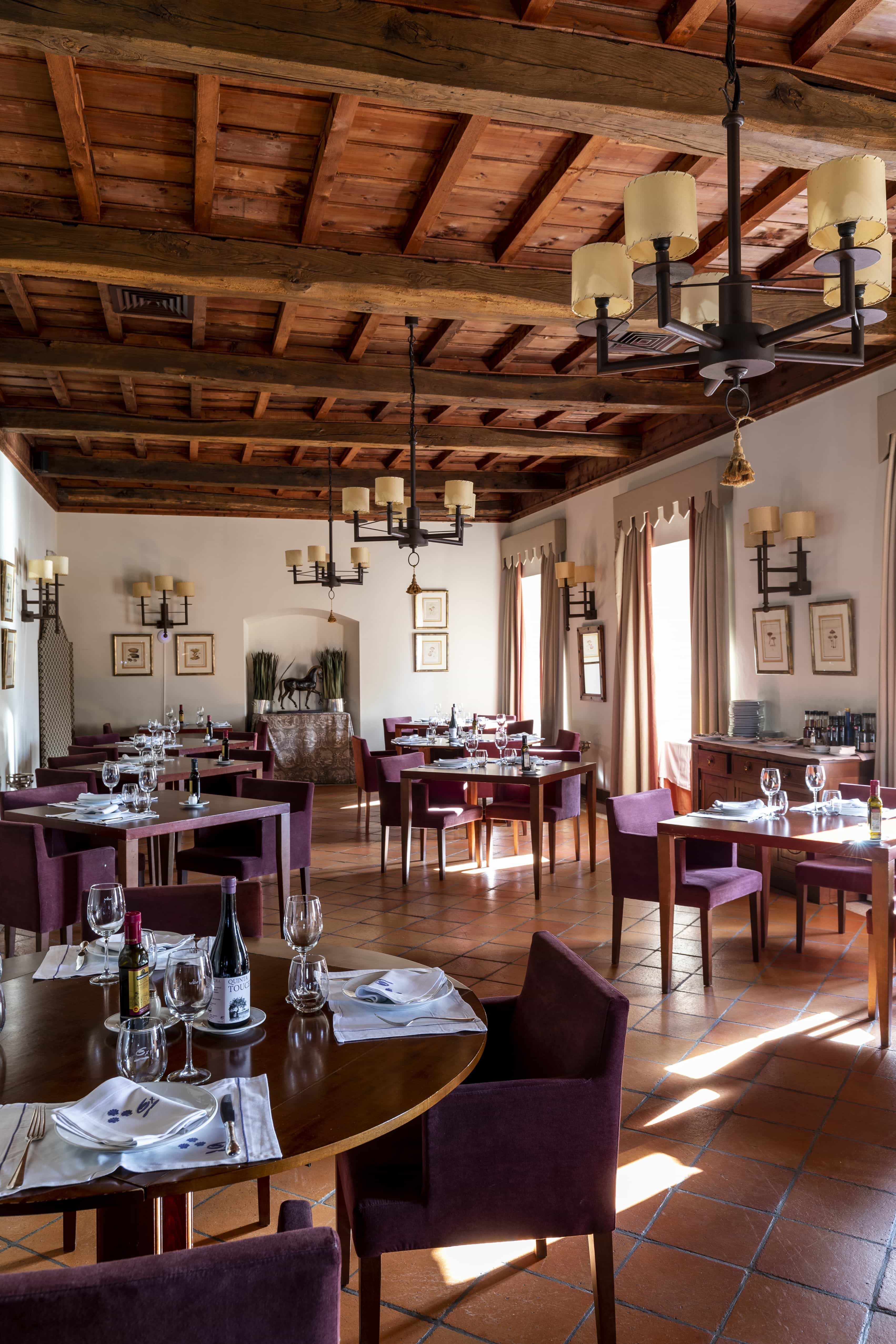 Cálido comedor con techos de madera del Restaurante Enxebre De Lemos del Parador de Monforte