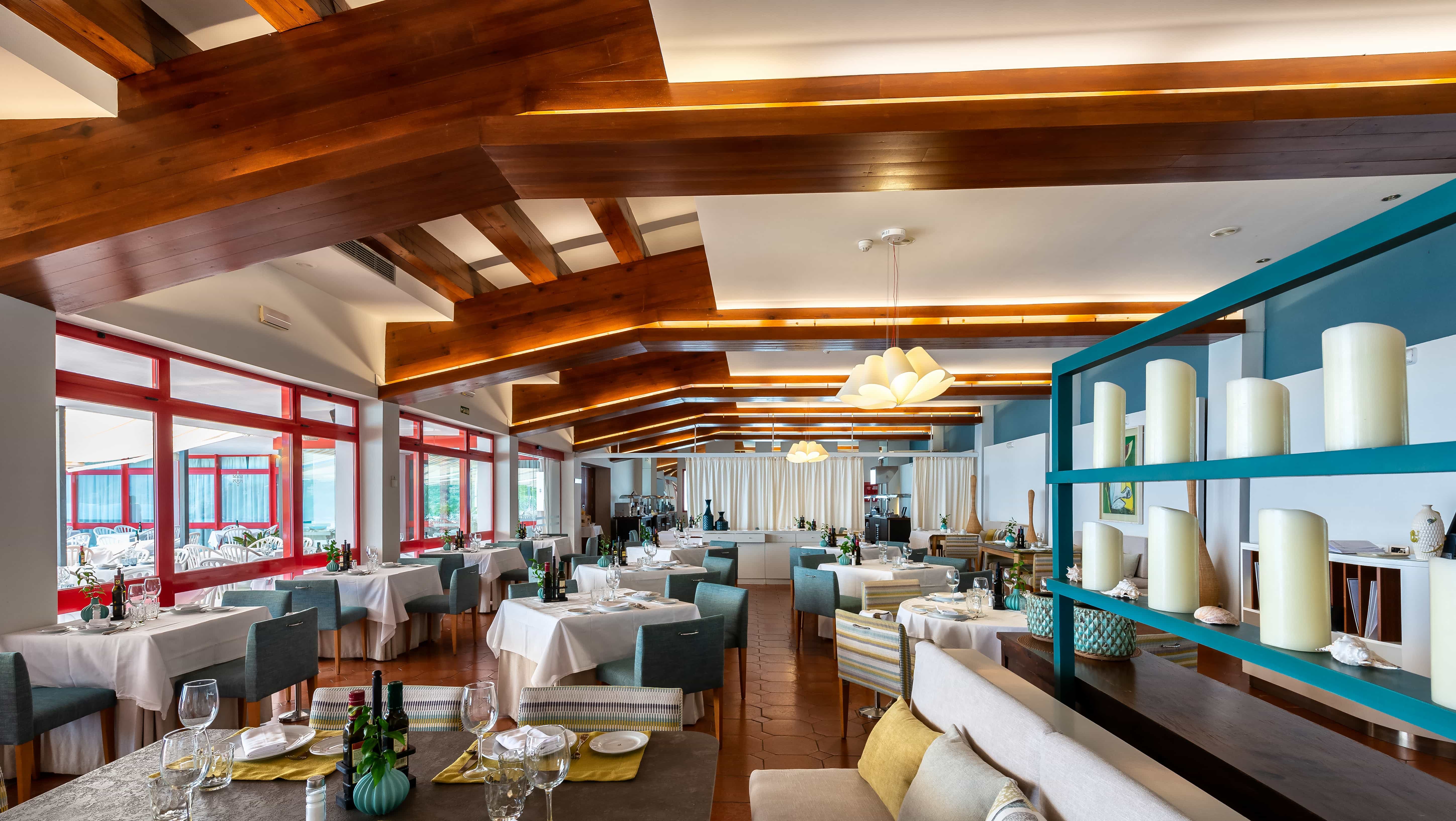 Vista del moderno comedor del Restaurante El Ombú del Mediterráneo del Parador de Nerja