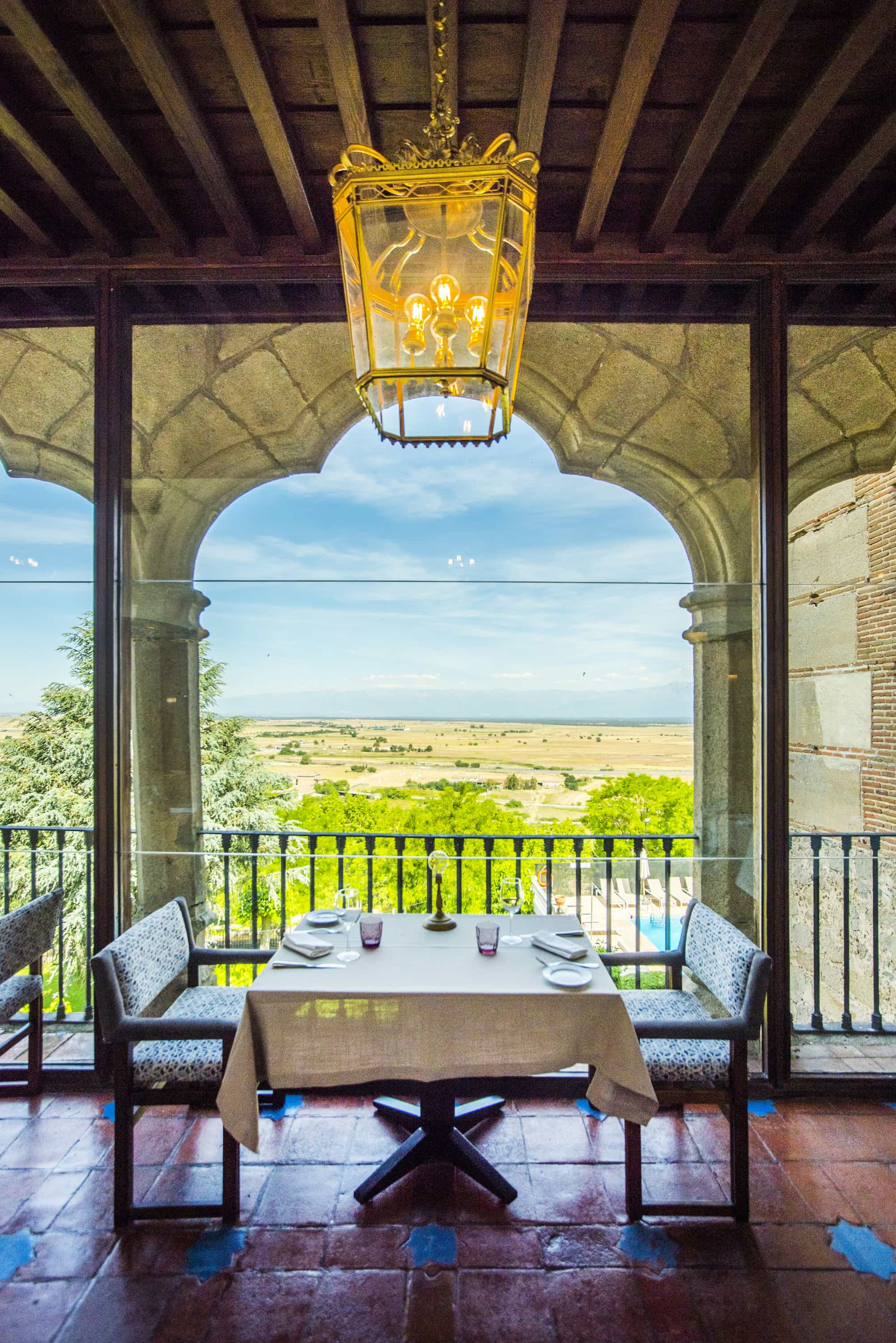 Mesa preparada con vistas al Campo Arañuelo desde el comedor del Restaurante del Parador de Oropesa