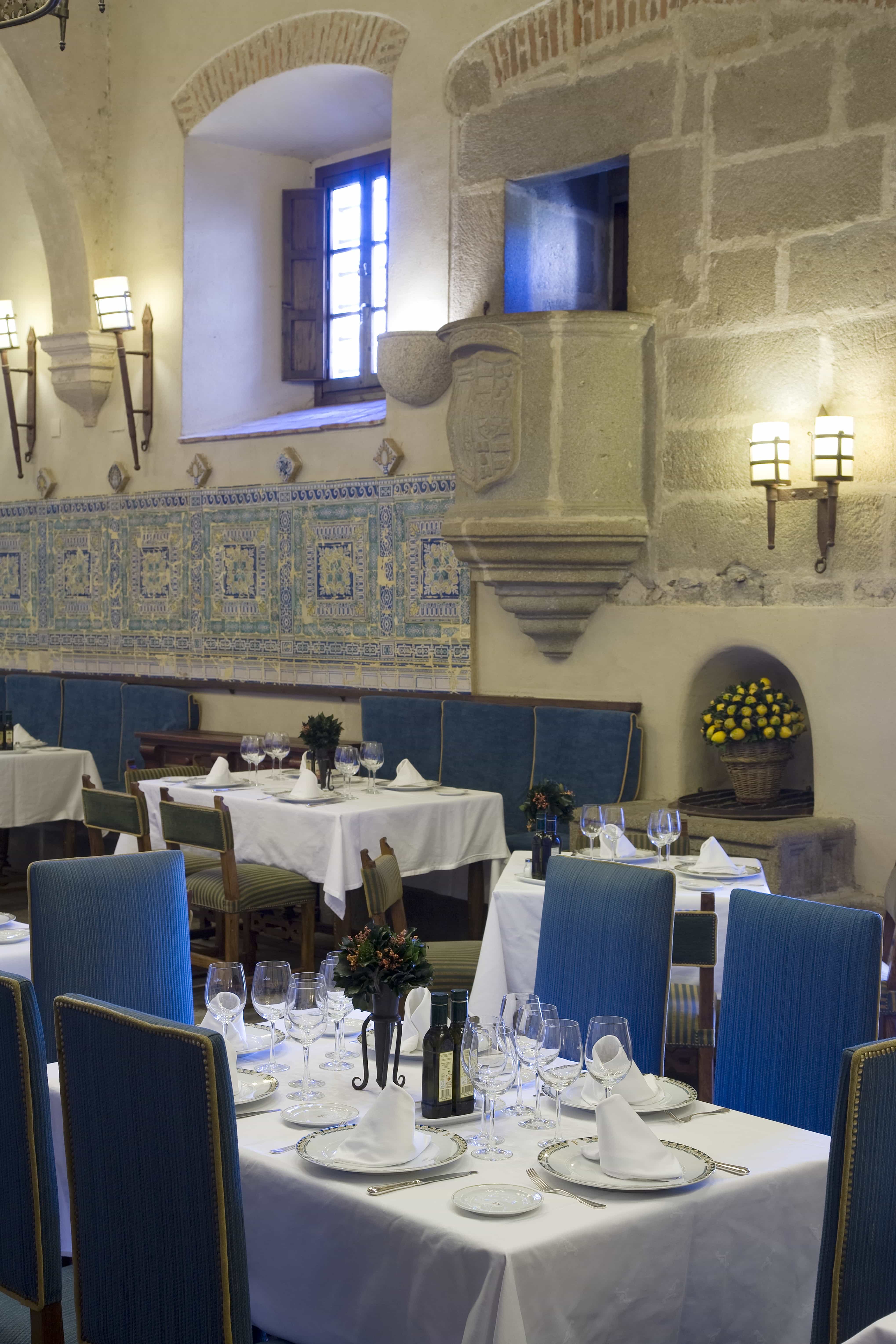 Sala capitular con azulejos policromados del Restaurante del Parador de Plasencia