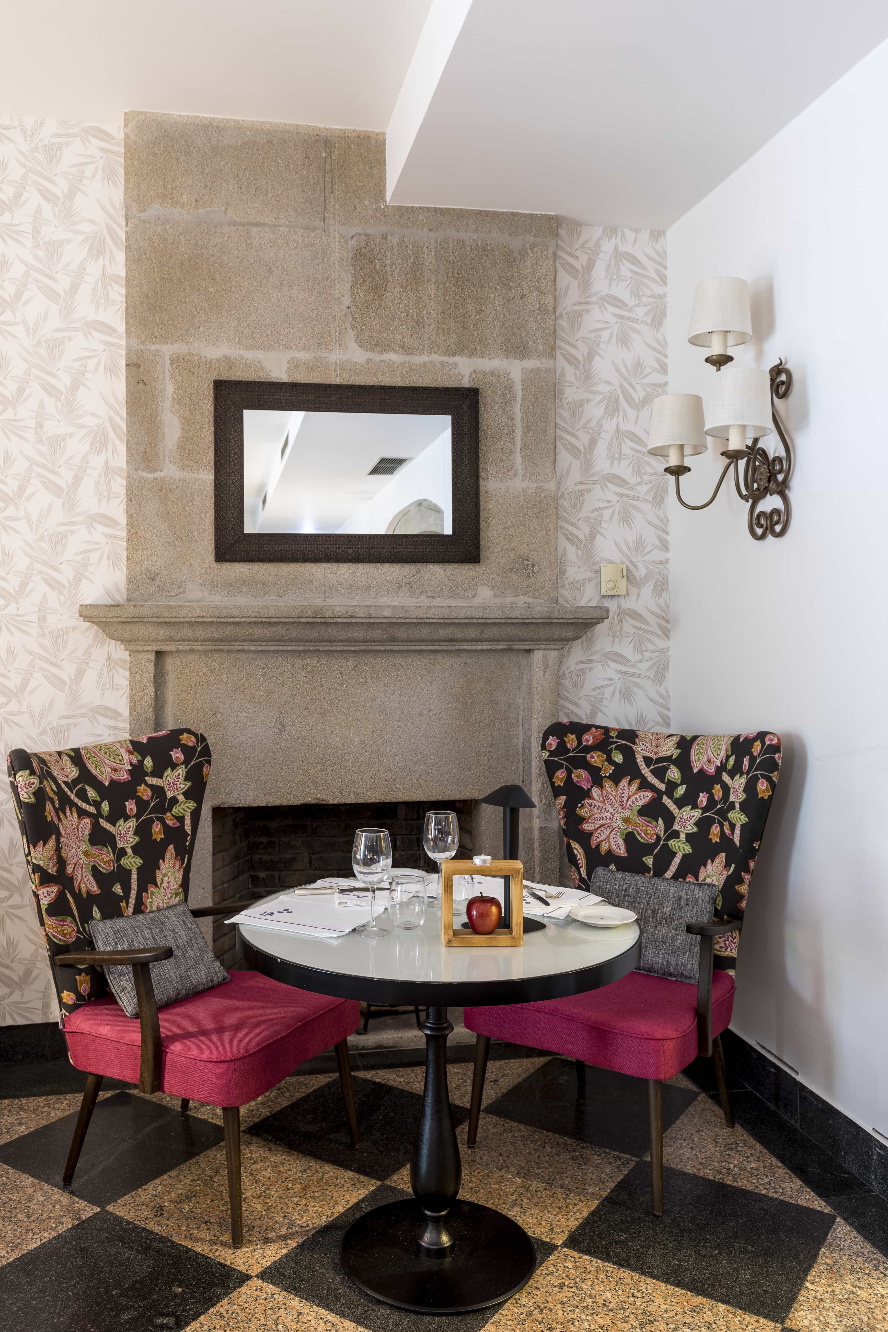 Mesa señorial en el comedor del Restaurante Enxebre Casa do Barón del Parador de Pontevedra