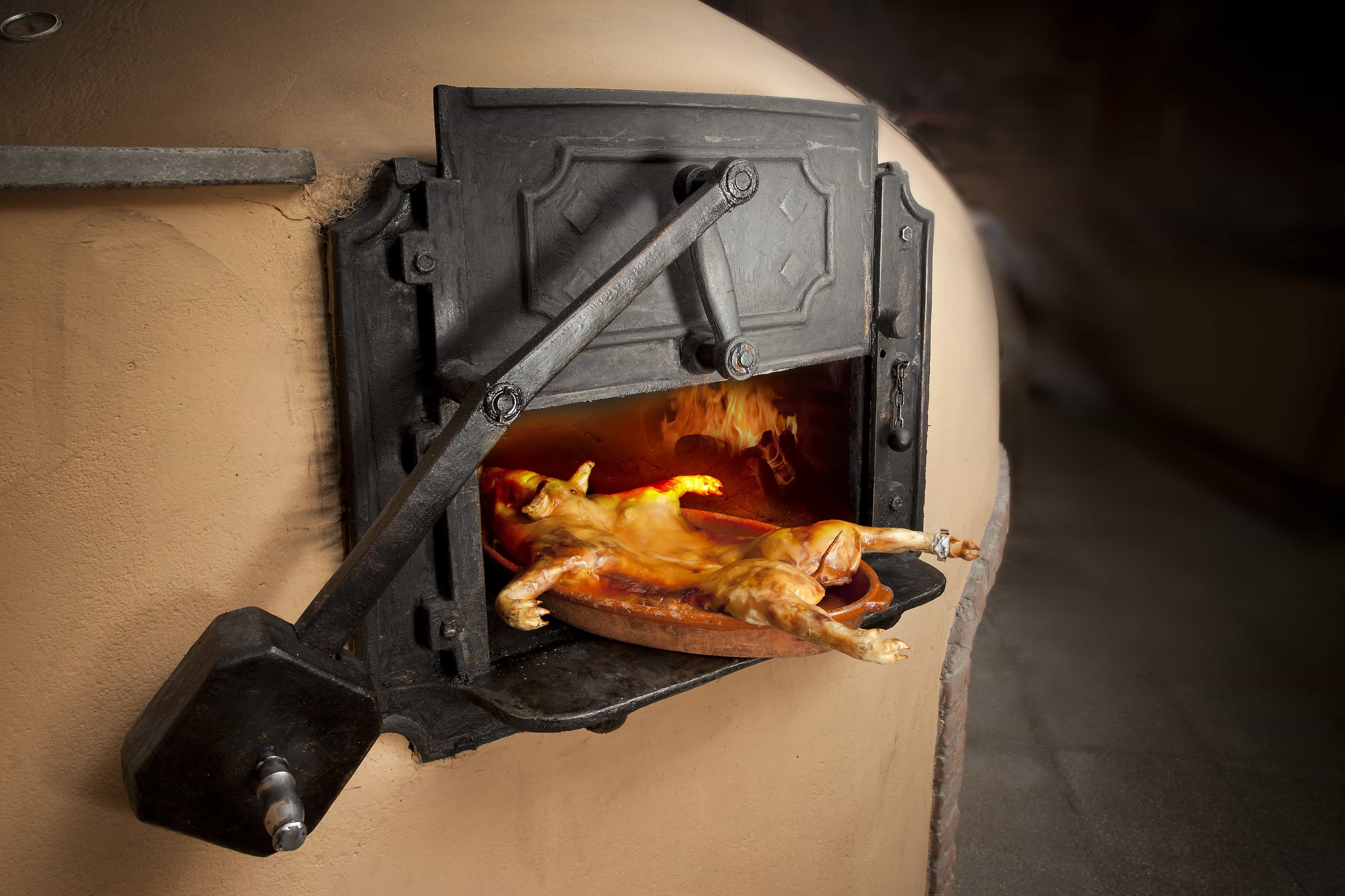 Horno de leña asando cochinillo del Restaurante del Parador de Segovia