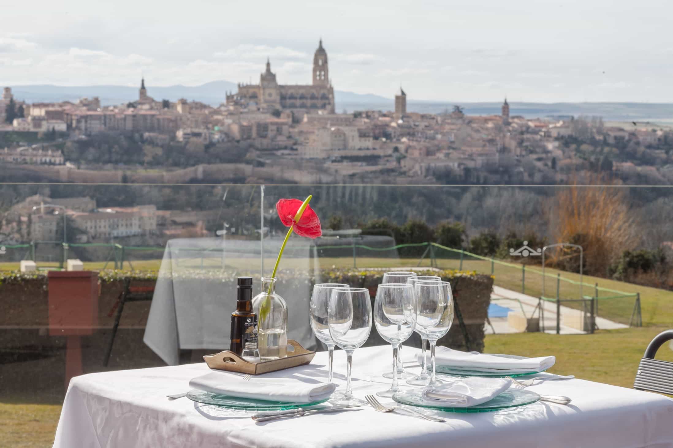 Mesa preparada en la terraza del Restaurante del Parador de Segovia con vistas a la ciudad monumental