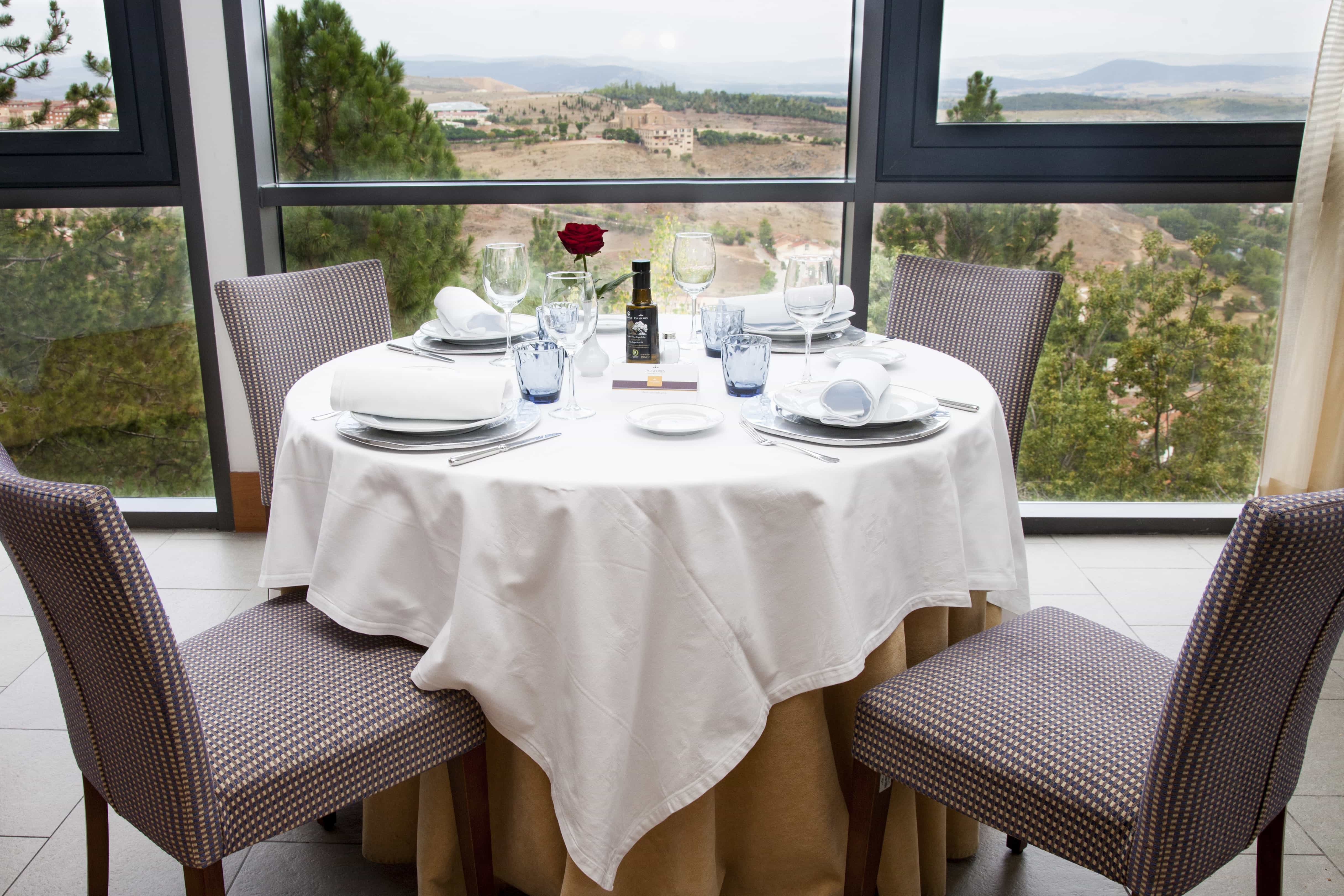 Mesa preparada junto a la ventana del Restaurante del Parador de Soria con vistas a la ciudad