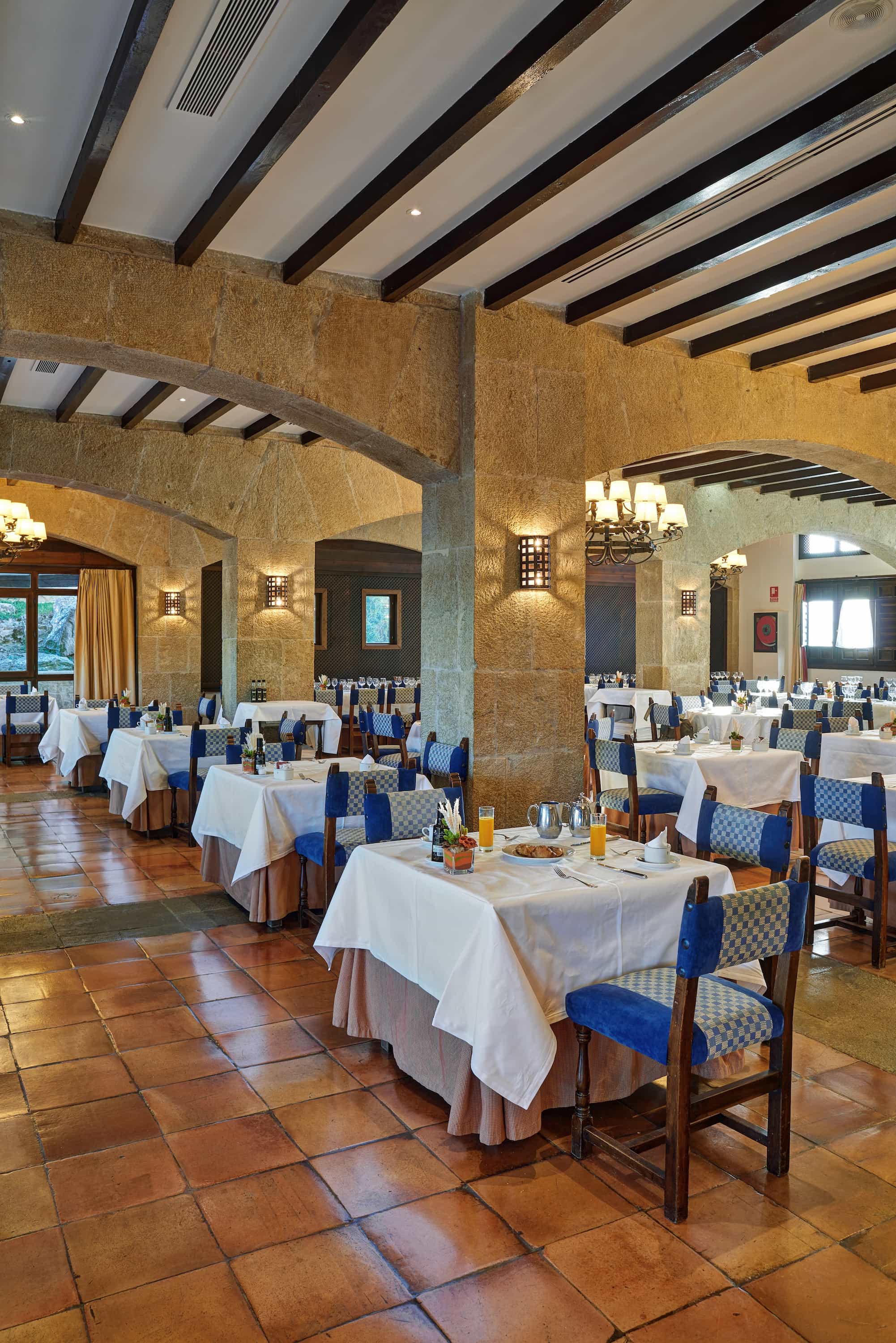 Comedor con grandes columnas de piedra del Restaurante Las Cinco Villas