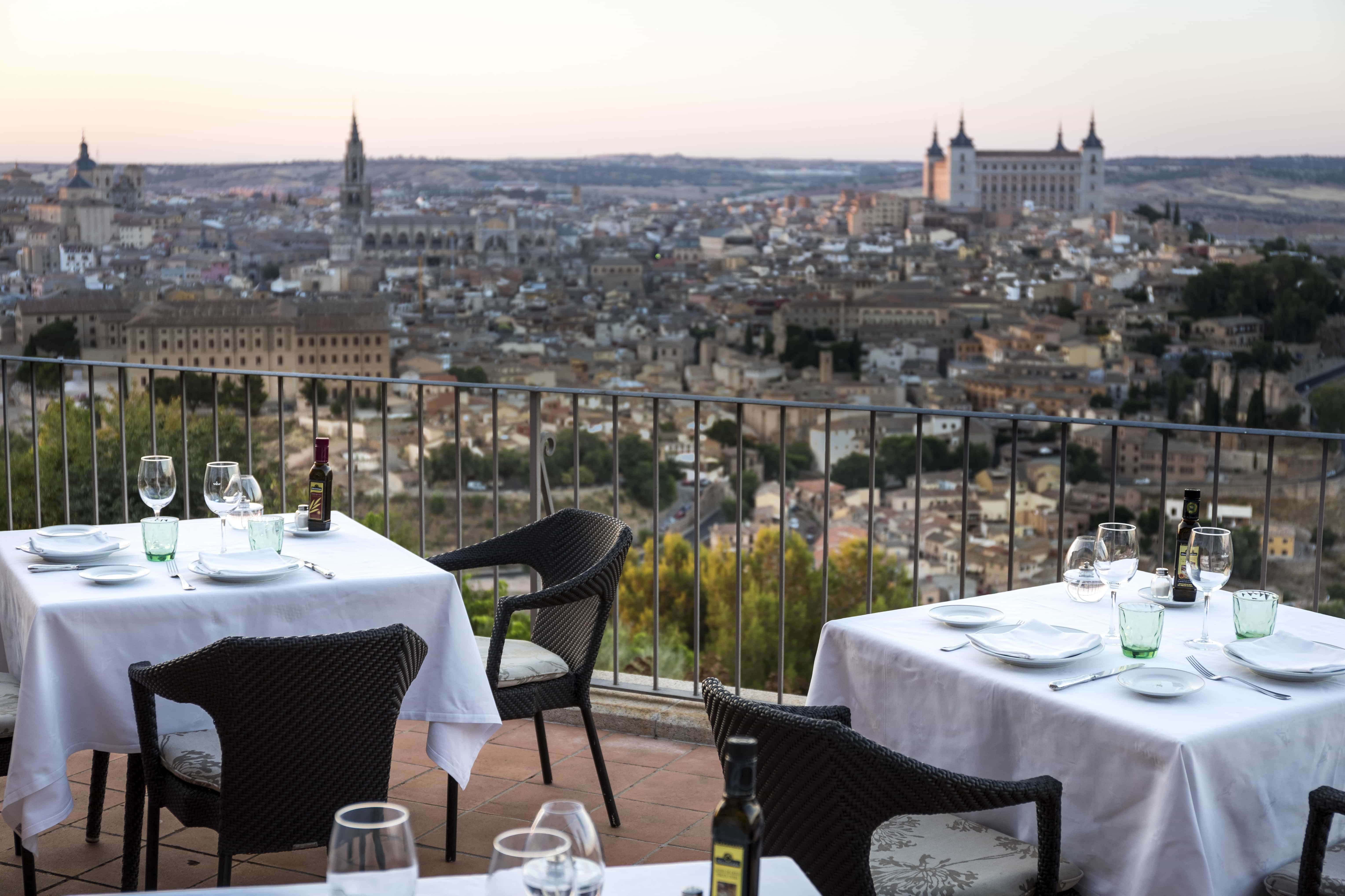 Panorámica de la catedral del Alcázar desde la terraza del Restaurante del Parador de Toledo