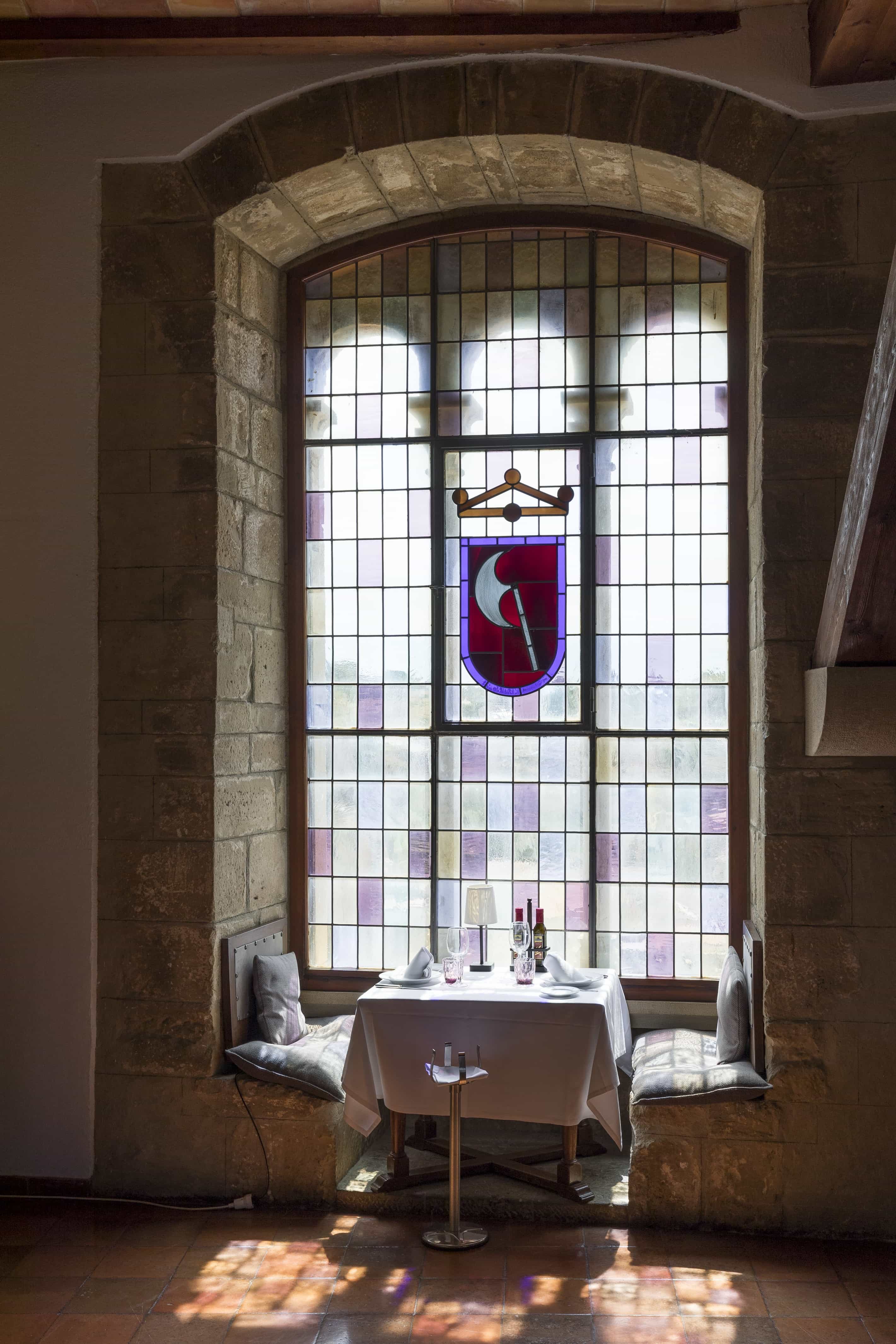 Mesa preparada junto a vidriera en el aristocrático comedor del Restaurante del Parador de Tortosa