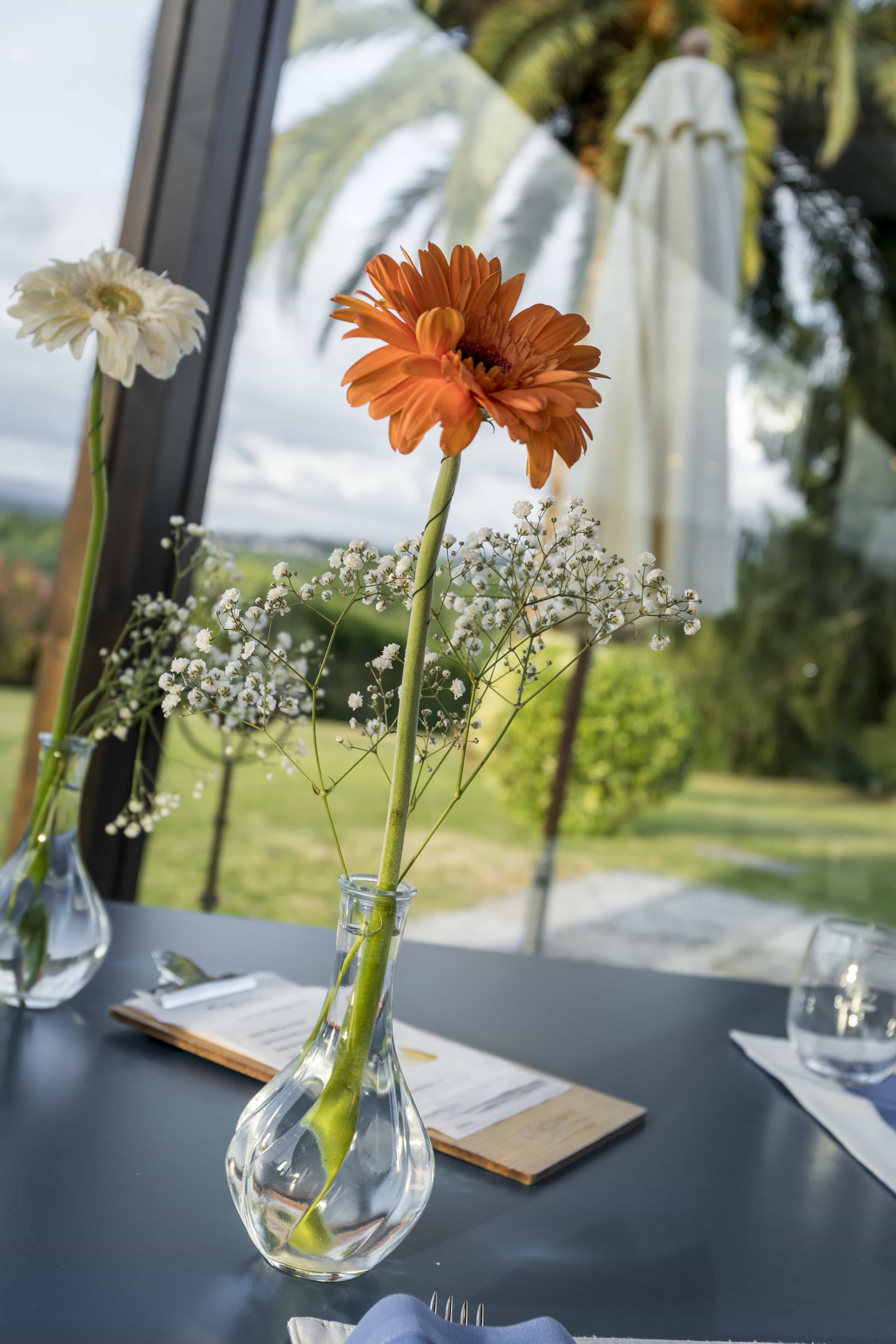 Detalle de mesa adornada con flores del Restaurante Enxebre San Telmo del Parador de Tui con vistas al exterior