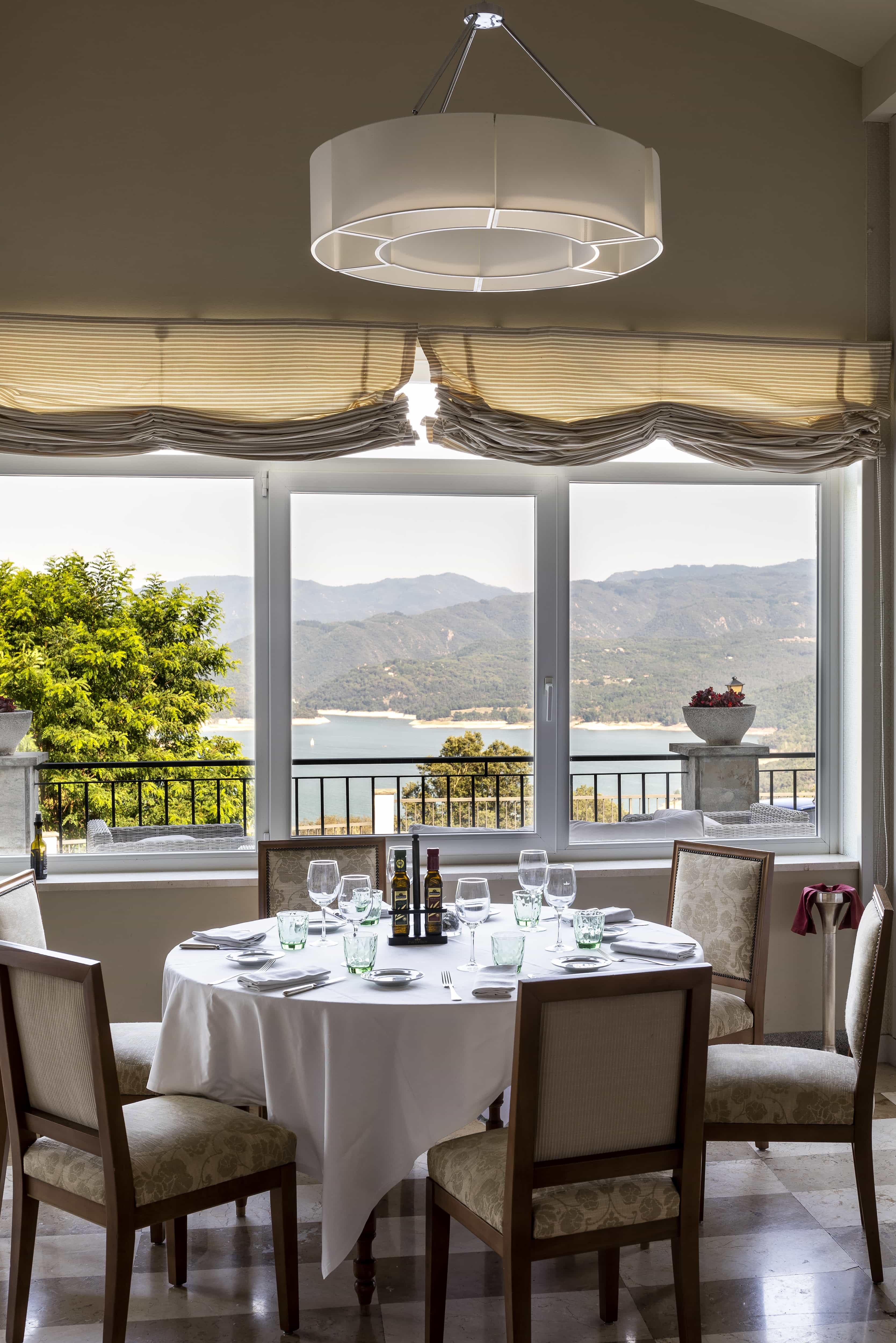 Mesa preparada del comedor del Restaurante del Parador de Vic-Sau con vistas al pantano de Sau