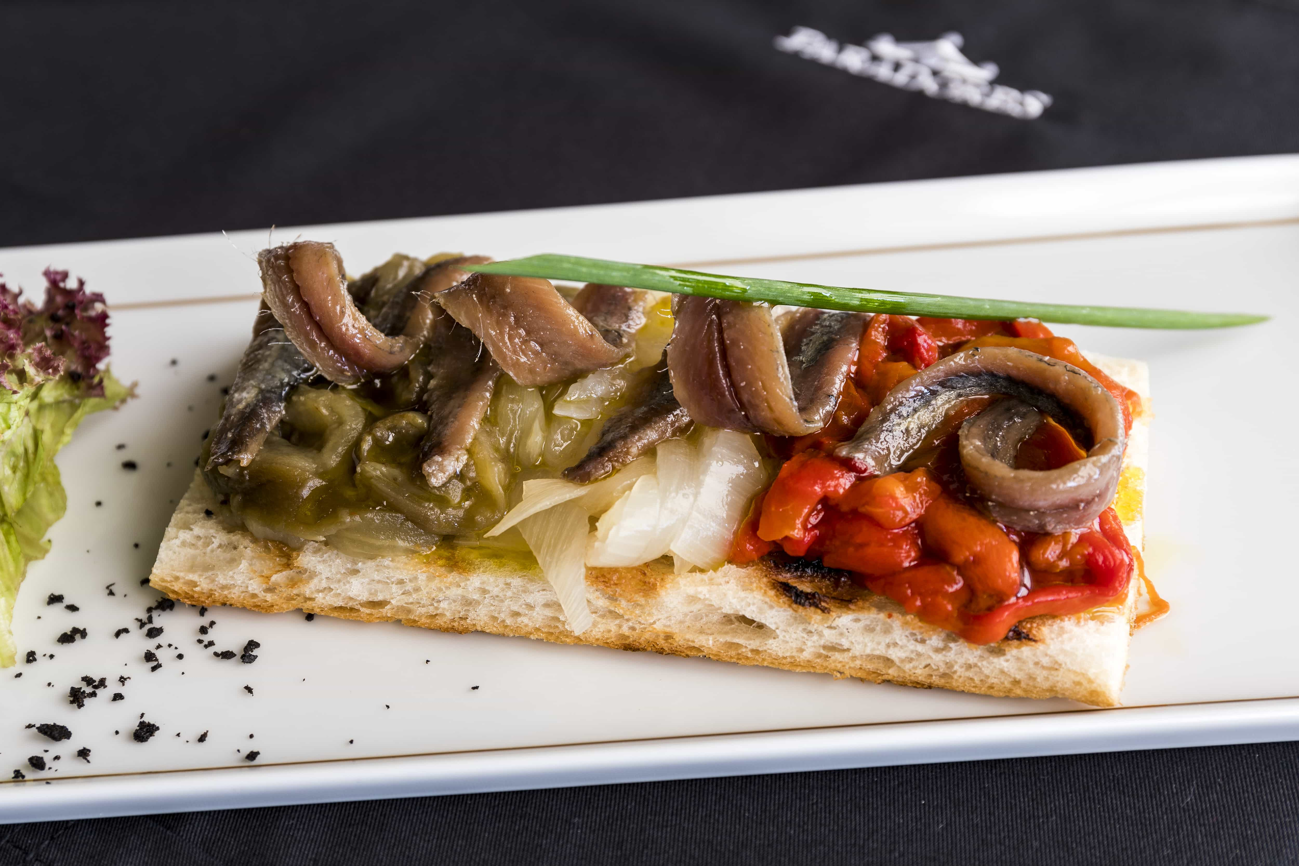 Plato de coca del Mossèn con verduras escalivadas y anchoas del Restaurante del Parador de Vic-Sau