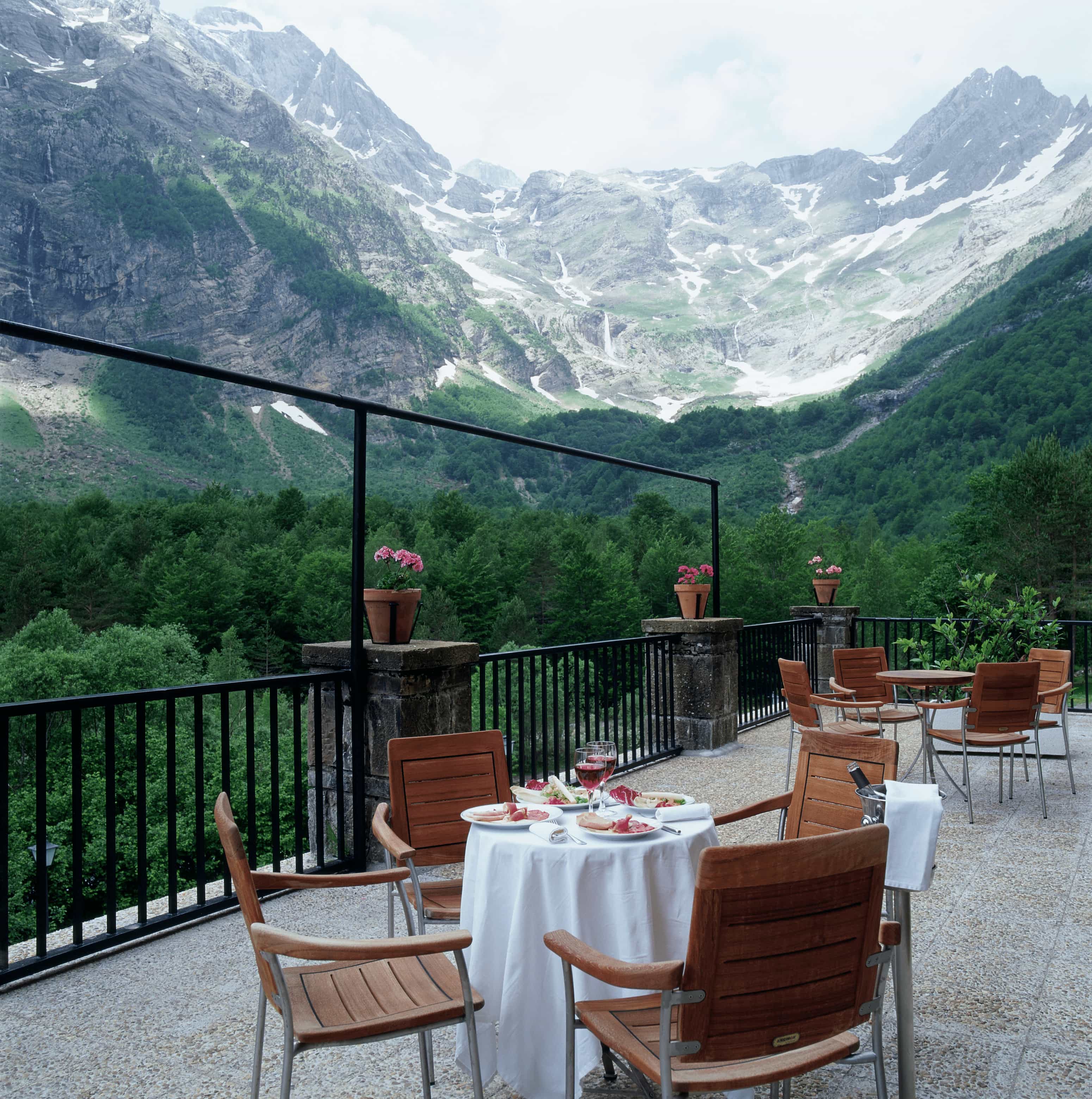 Terraza exterior del Restaurante del Parador de Bielsa a los pies de los Pirineos