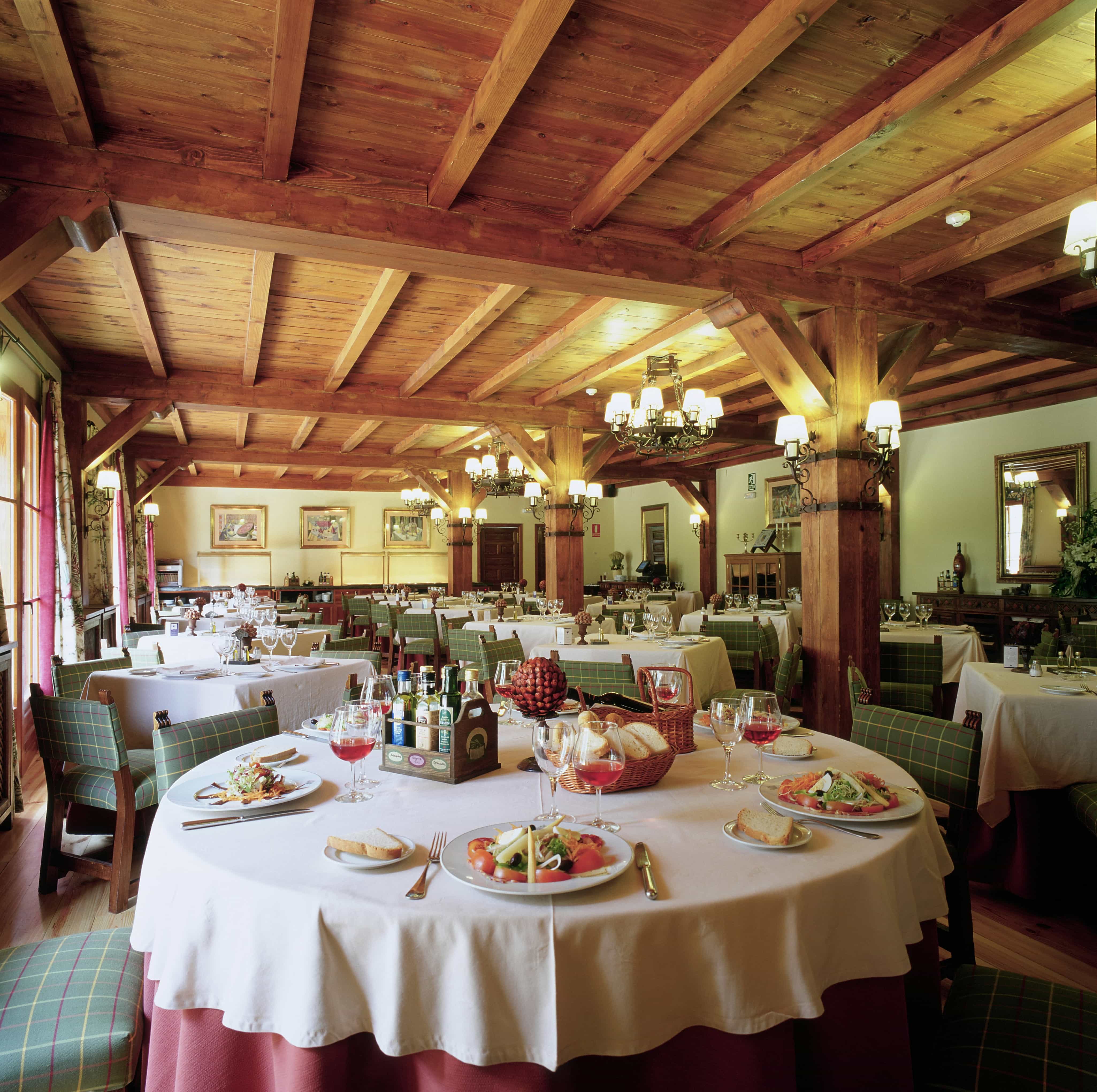 Comedior interior con vigas de madera del Restaurante del Parador de Bielsa 