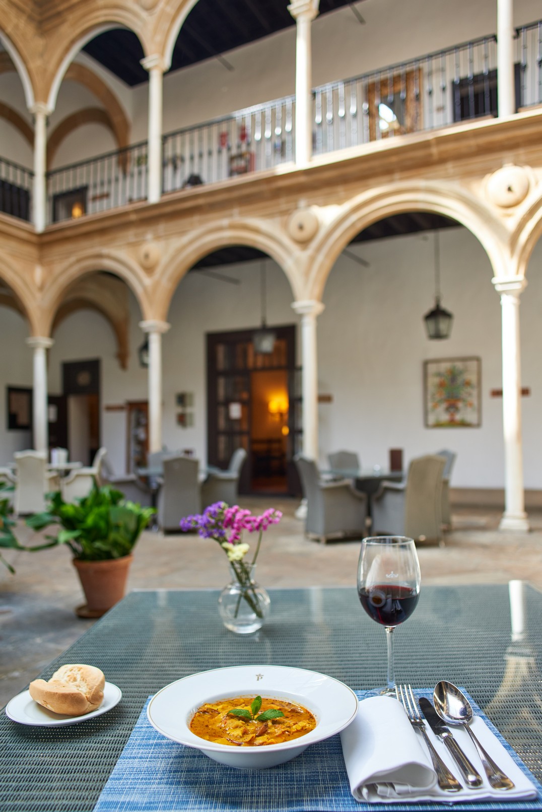 Plato de andrajos de Úbeda del Restaurante del Parador de Úbeda servido en la terraza del claustro interior