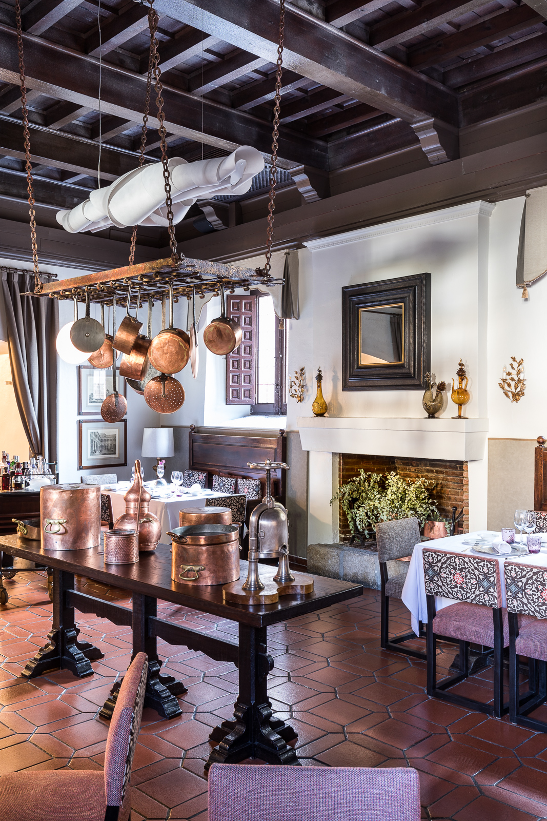 Detalle de antiguos cazos de cobre en el comedor del Restaurante Hostería del Estudiante