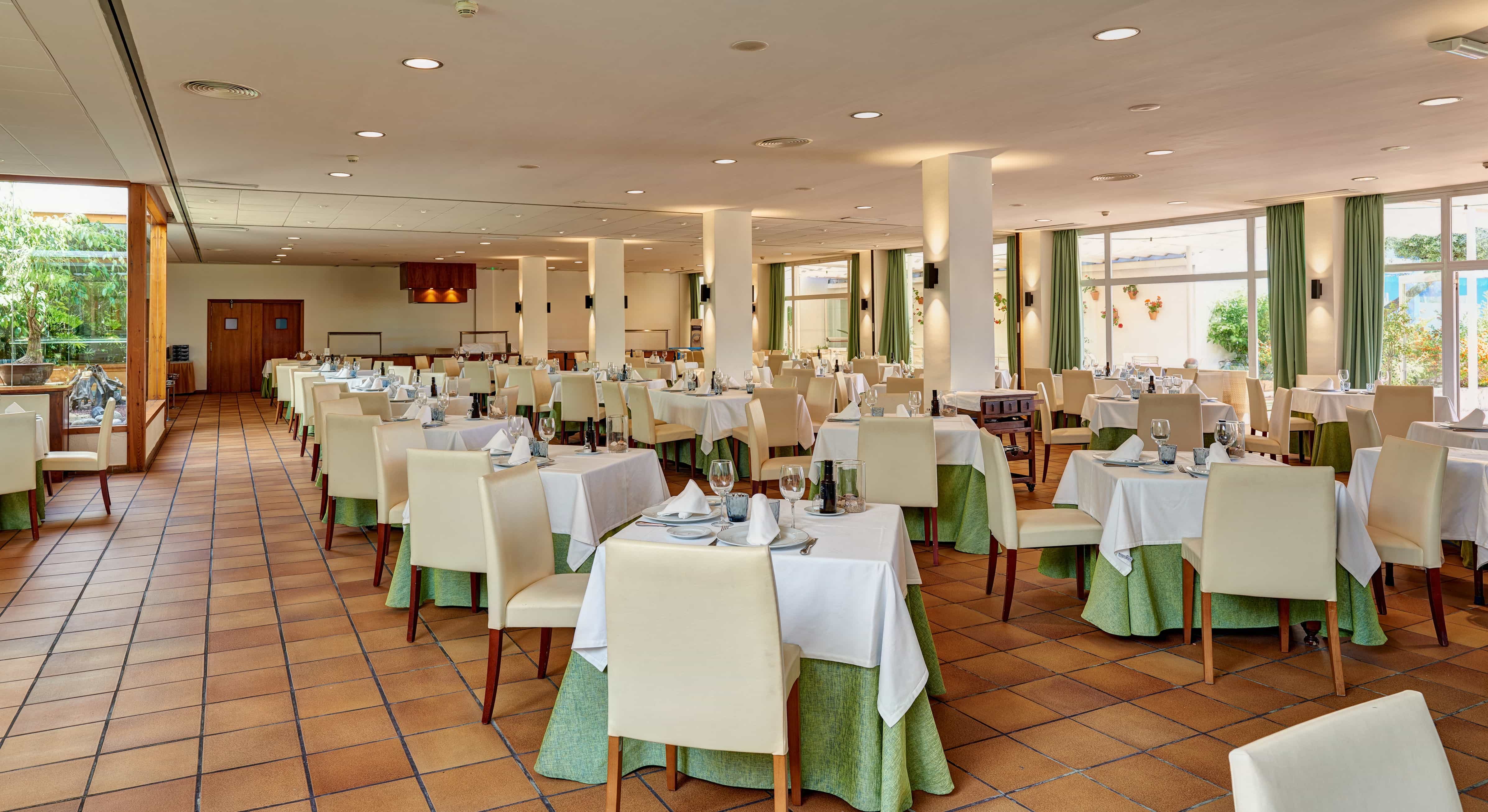 Comedor interior amplio con mesas preparadas del Restaurante del Parador de Benicarló