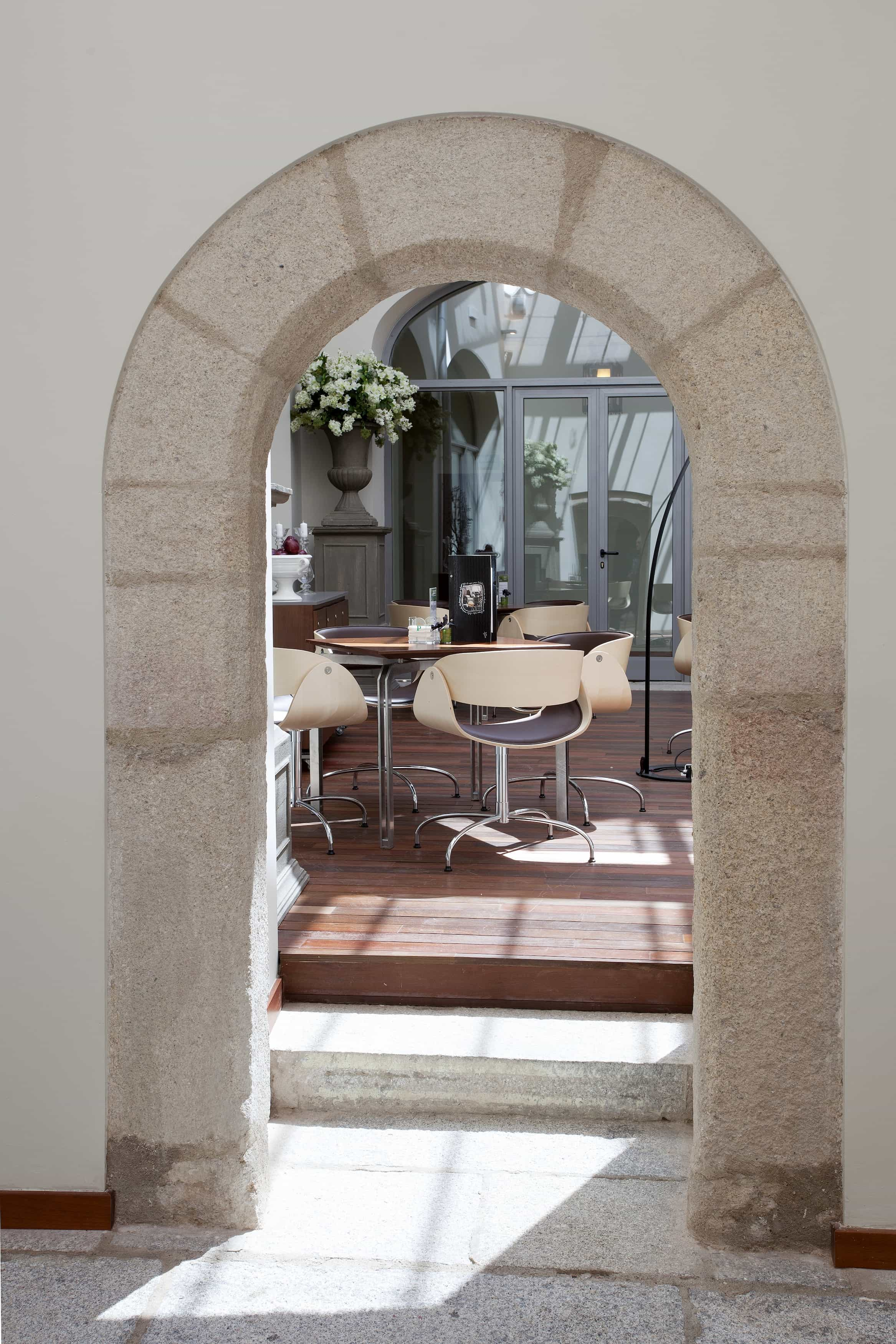 Terraza exterior con arcos palaciegos del Restaurante del Parador de Cáceres