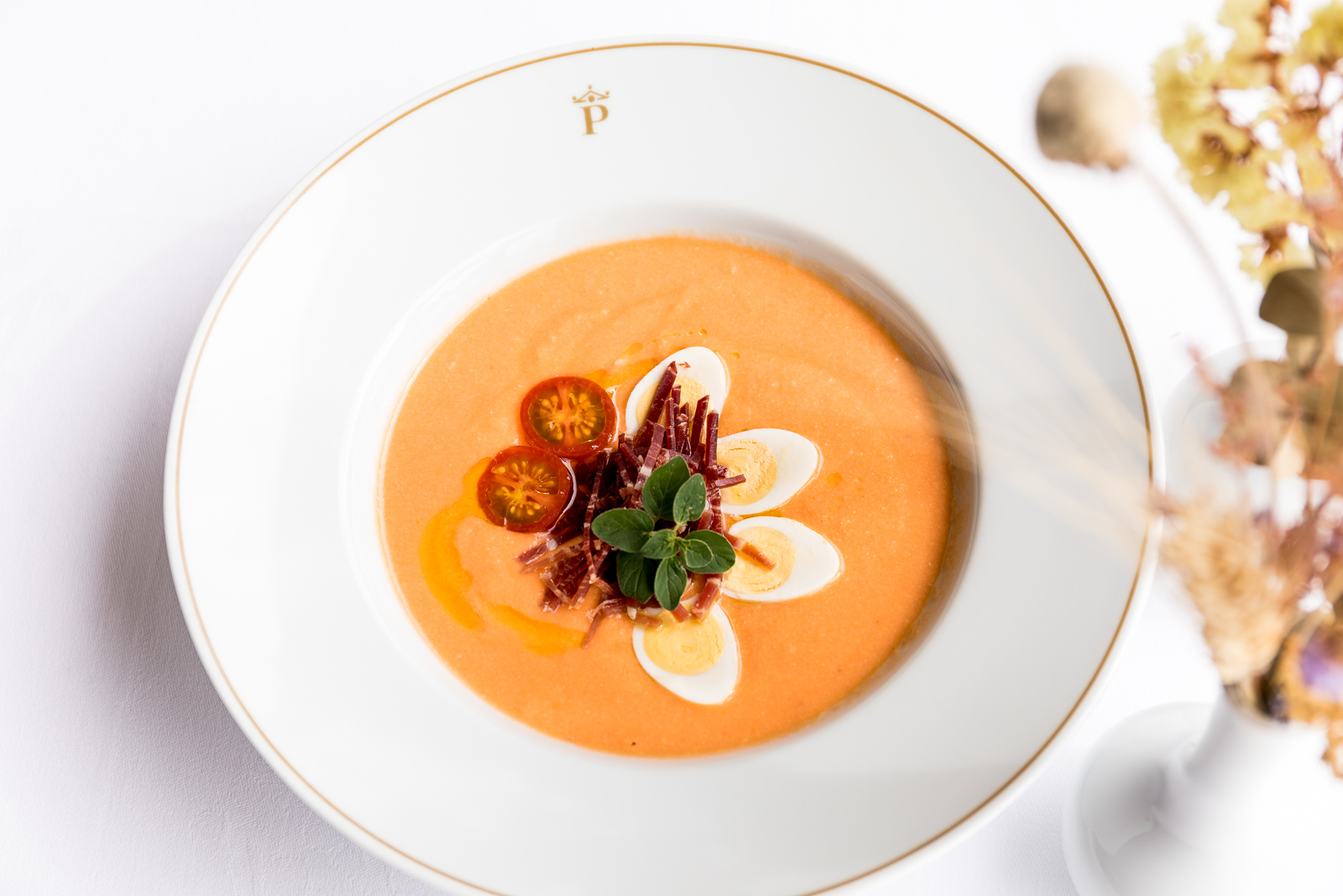 Plato de salmorejo del Restaurante El Jardín de la Arruzafa del Parador de Córdoba