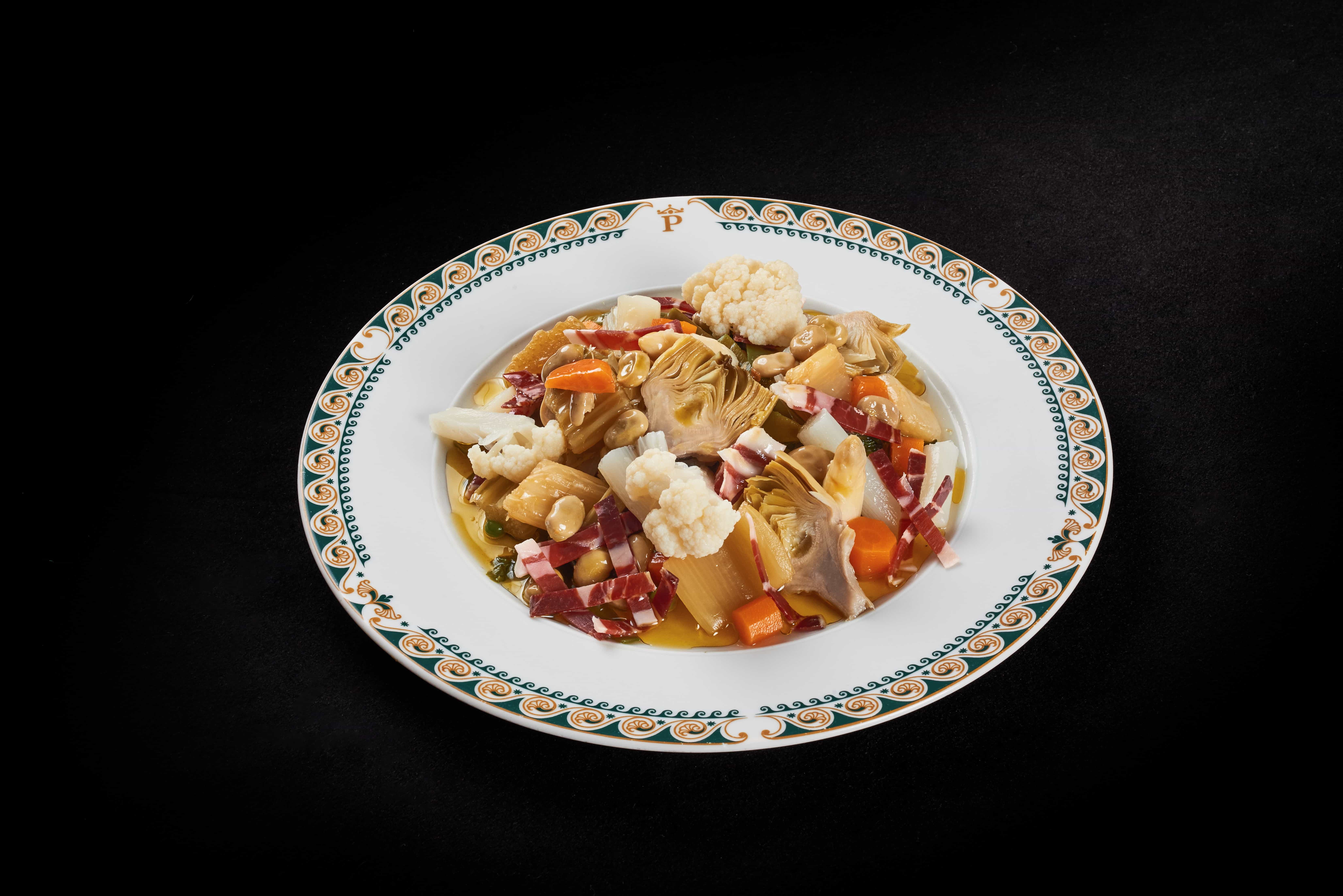 Plato de menestra de verduras con ibérico del Restaurante del Parador de Calahorra