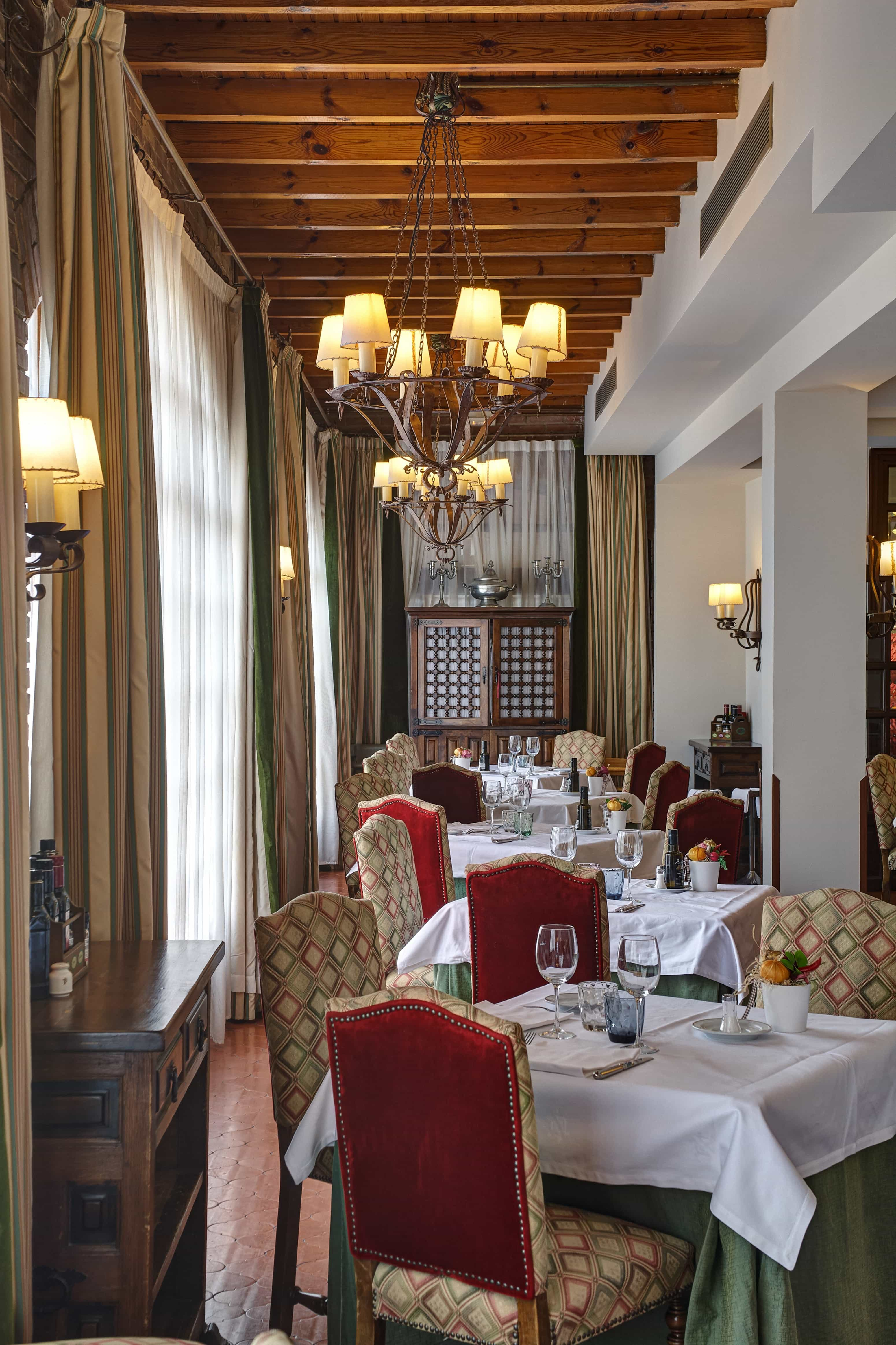 Elegante comedor del Restaurante del Parador de Calahorra con mesas preparadas