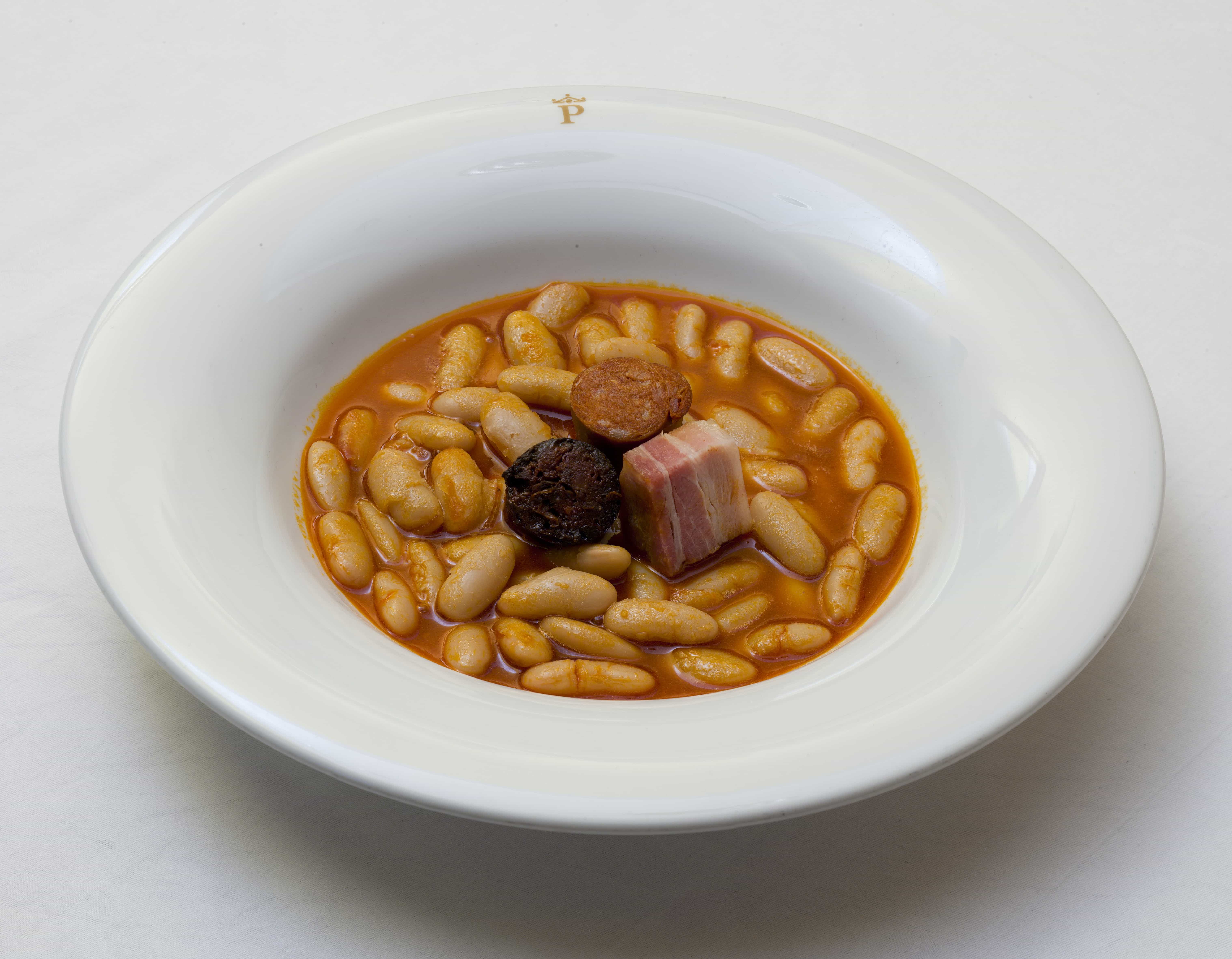 Plato típico de fabada asturiana del Restaurante del Parador de Cangas de Onís