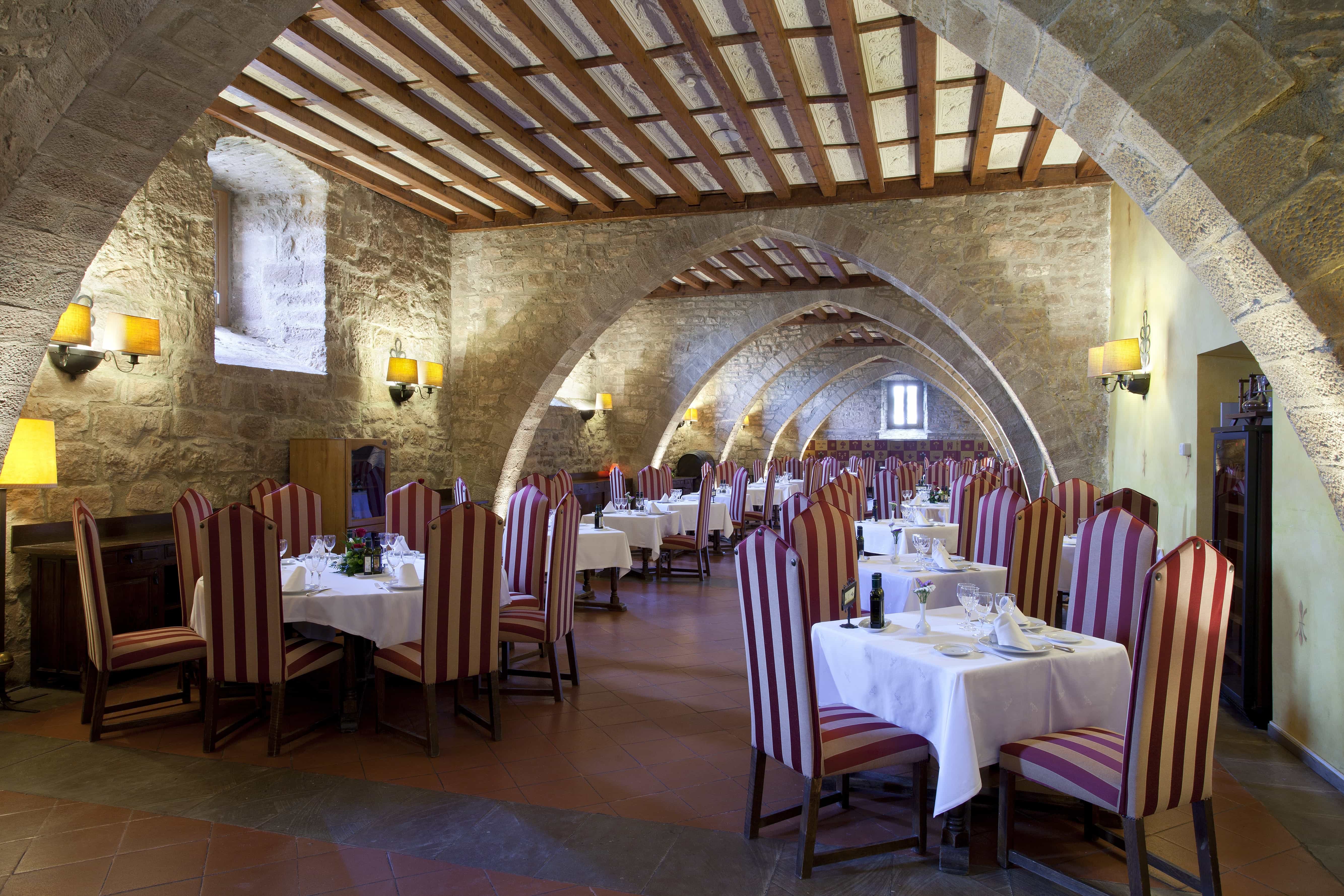 Majestuoso comedor medieval del Restaurante del Parador de Cardona