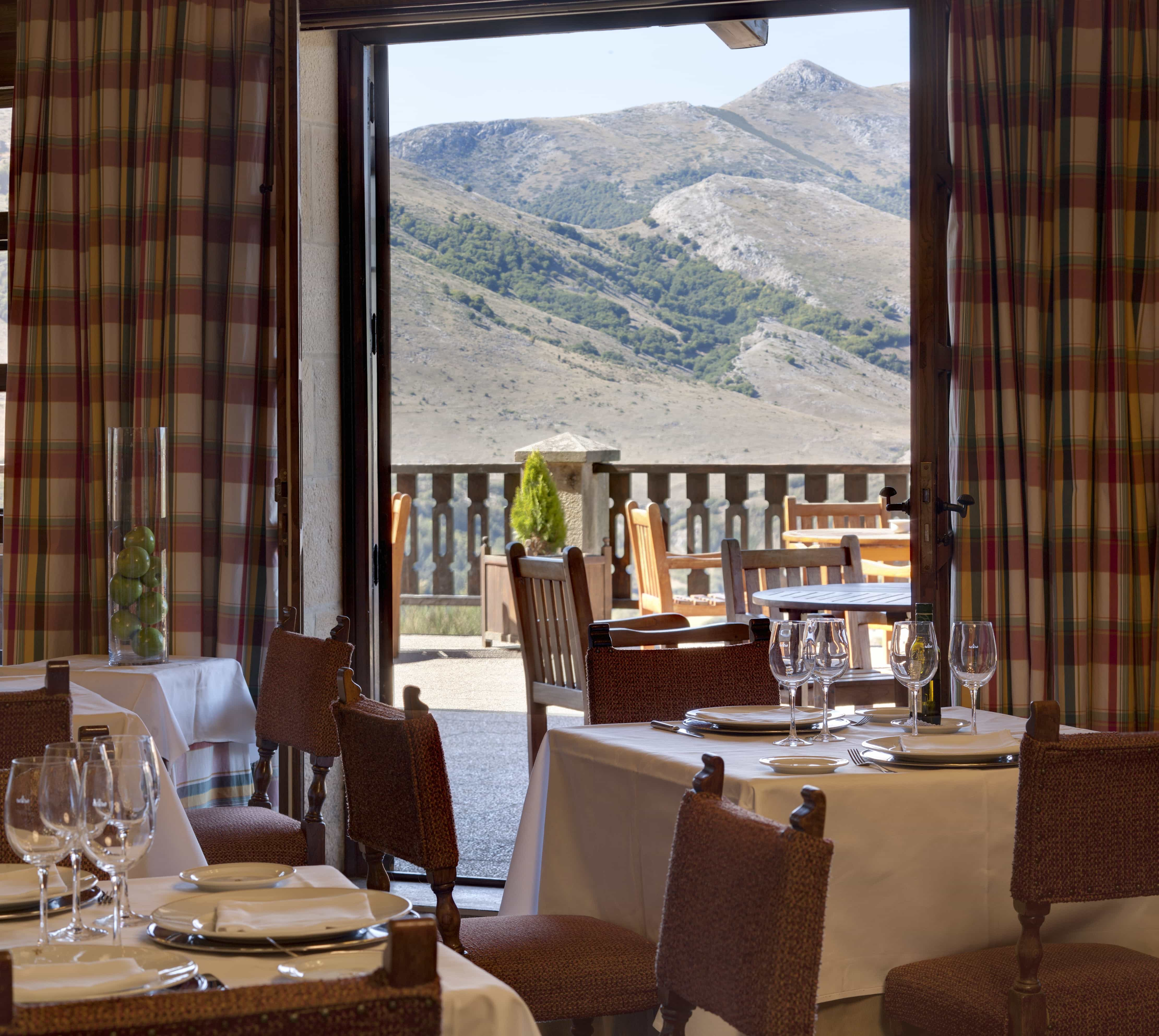 Comedor del Restaurante del Parador de Cervera de Pisuerga con vistas a as cumbres cerveranas