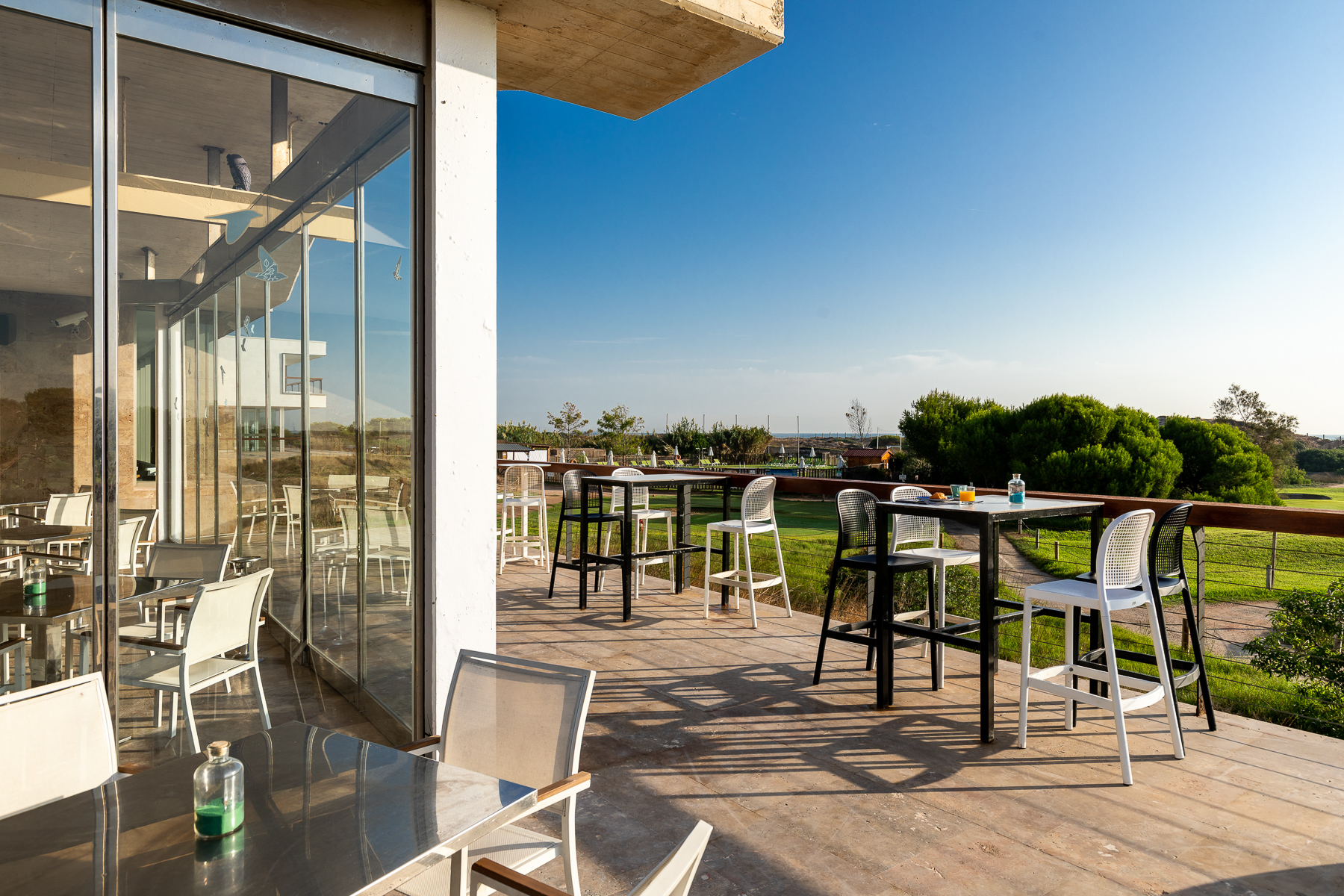 Terraza del Restaurante La Barraca del Mediterráneo del Parador de El Saler con vistas al jardín